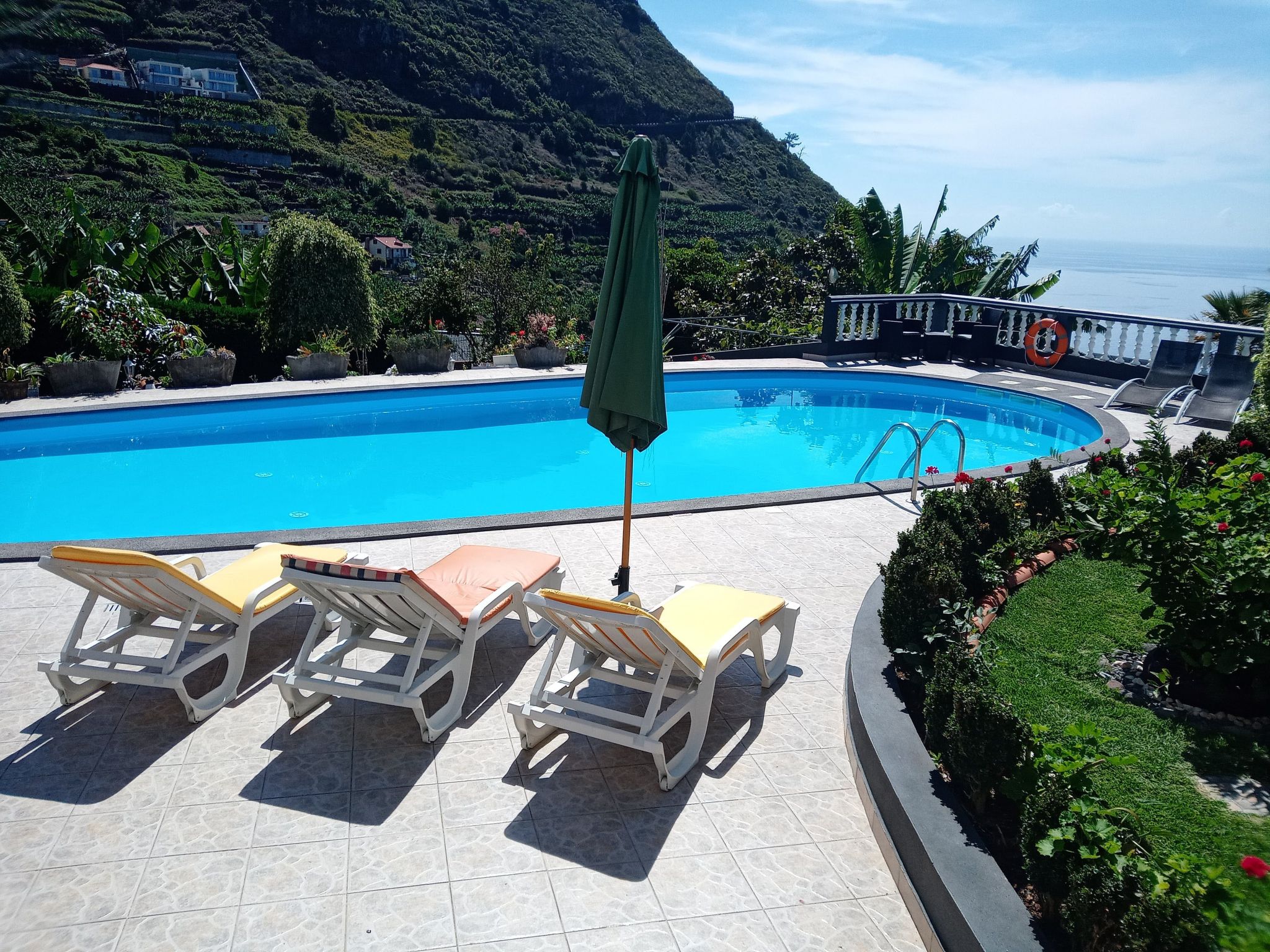 Mit eigenem Pool-Binnen