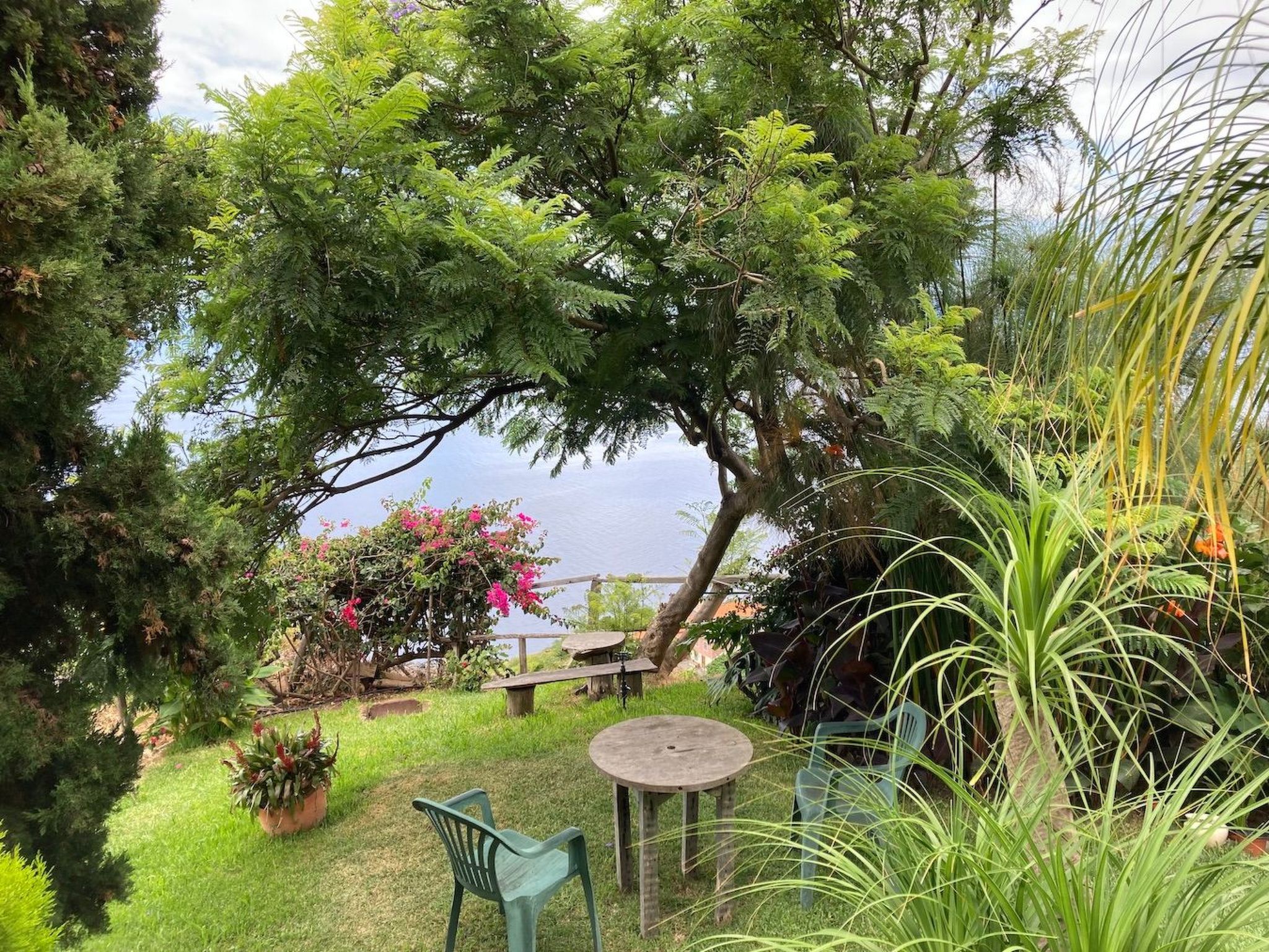 In Canhas mit Schönem Garten-Binnen