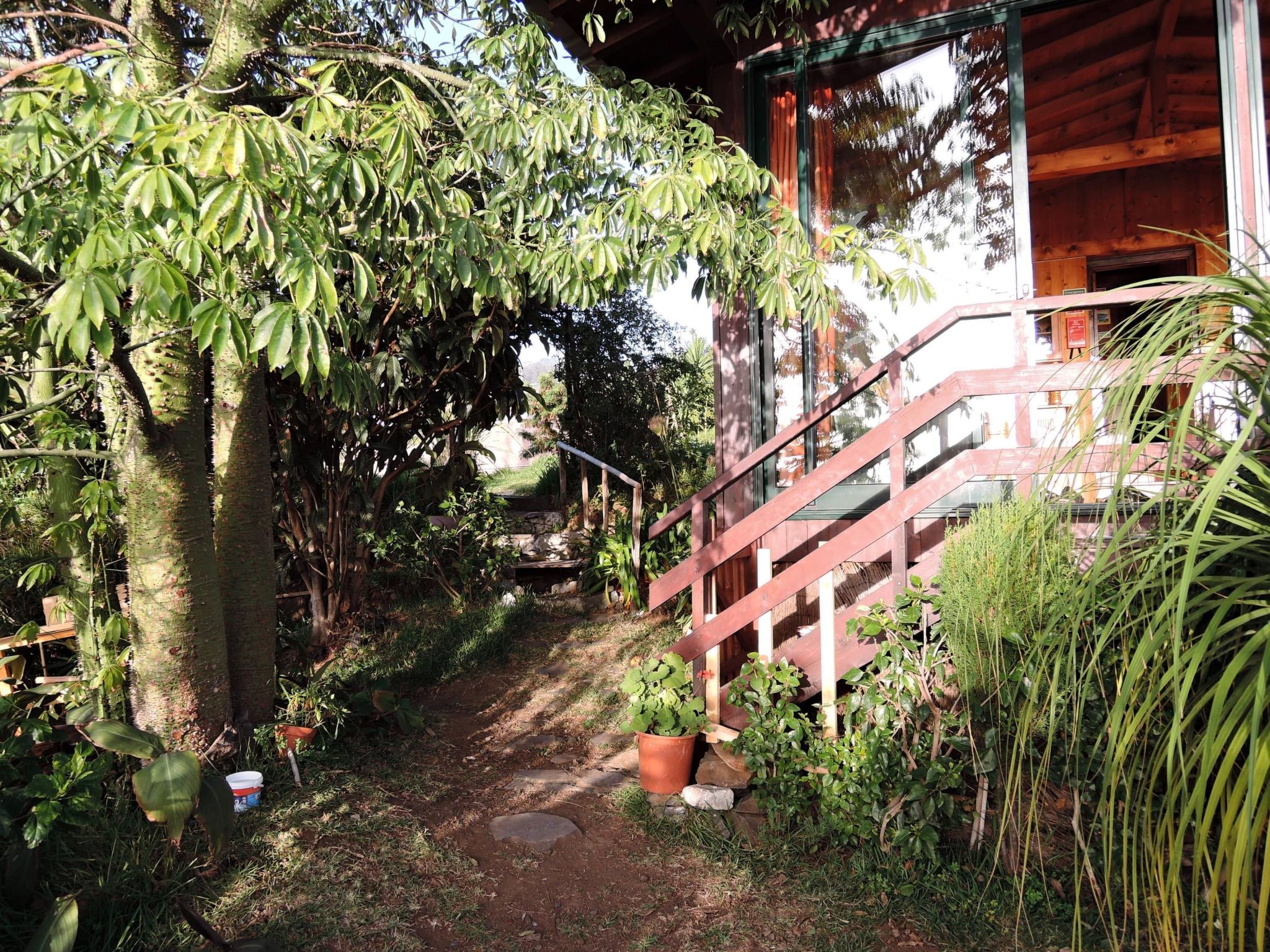 In Canhas mit Schönem Garten-Binnen