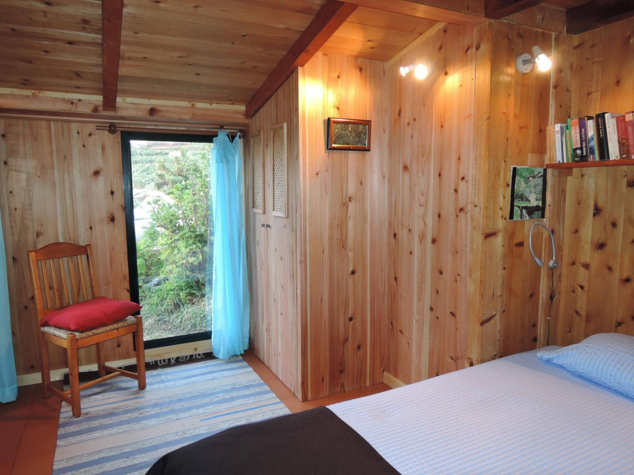 In Canhas mit Schönem Garten-Binnen