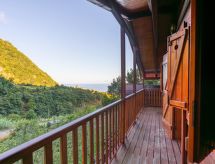 Vrijstaand houten huis met open haard bij Ponta Delgada, Madeira - thumbnail 1