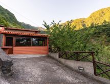 Vrijstaand houten huis met open haard bij Ponta Delgada, Madeira - thumbnail 4