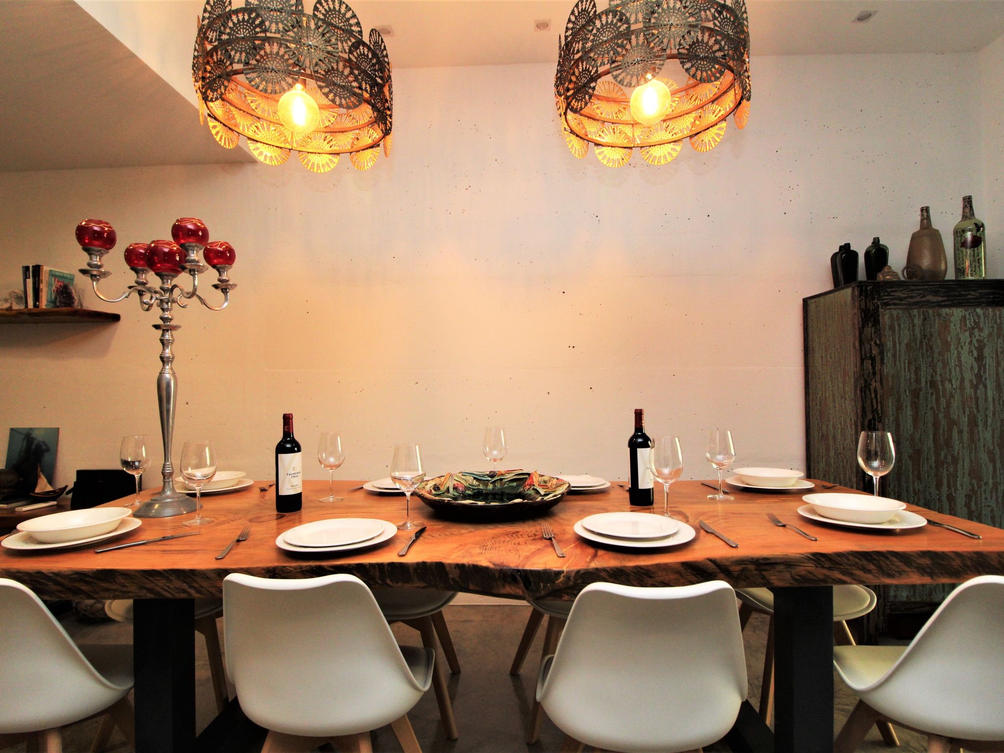 Mit Blick auf das Wasser-Dedans