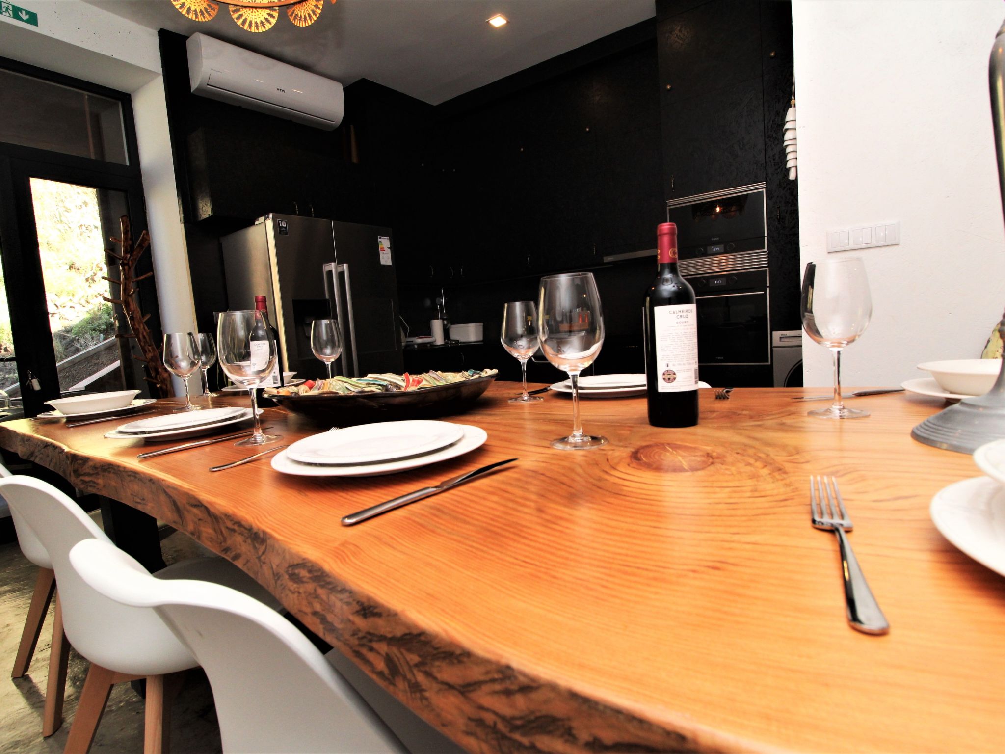 Mit Blick auf das Wasser-Dedans