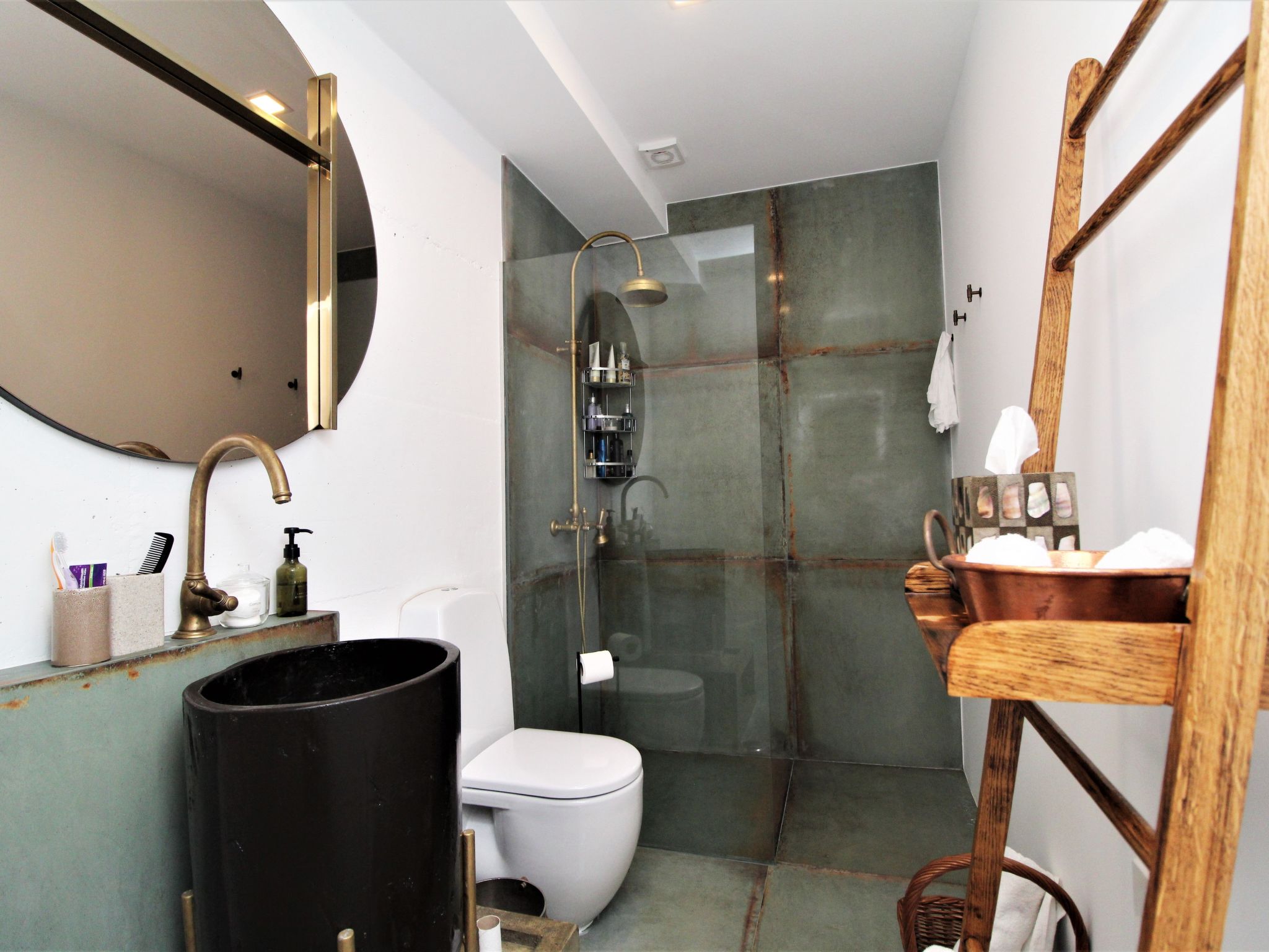 Mit Blick auf das Wasser-Dedans