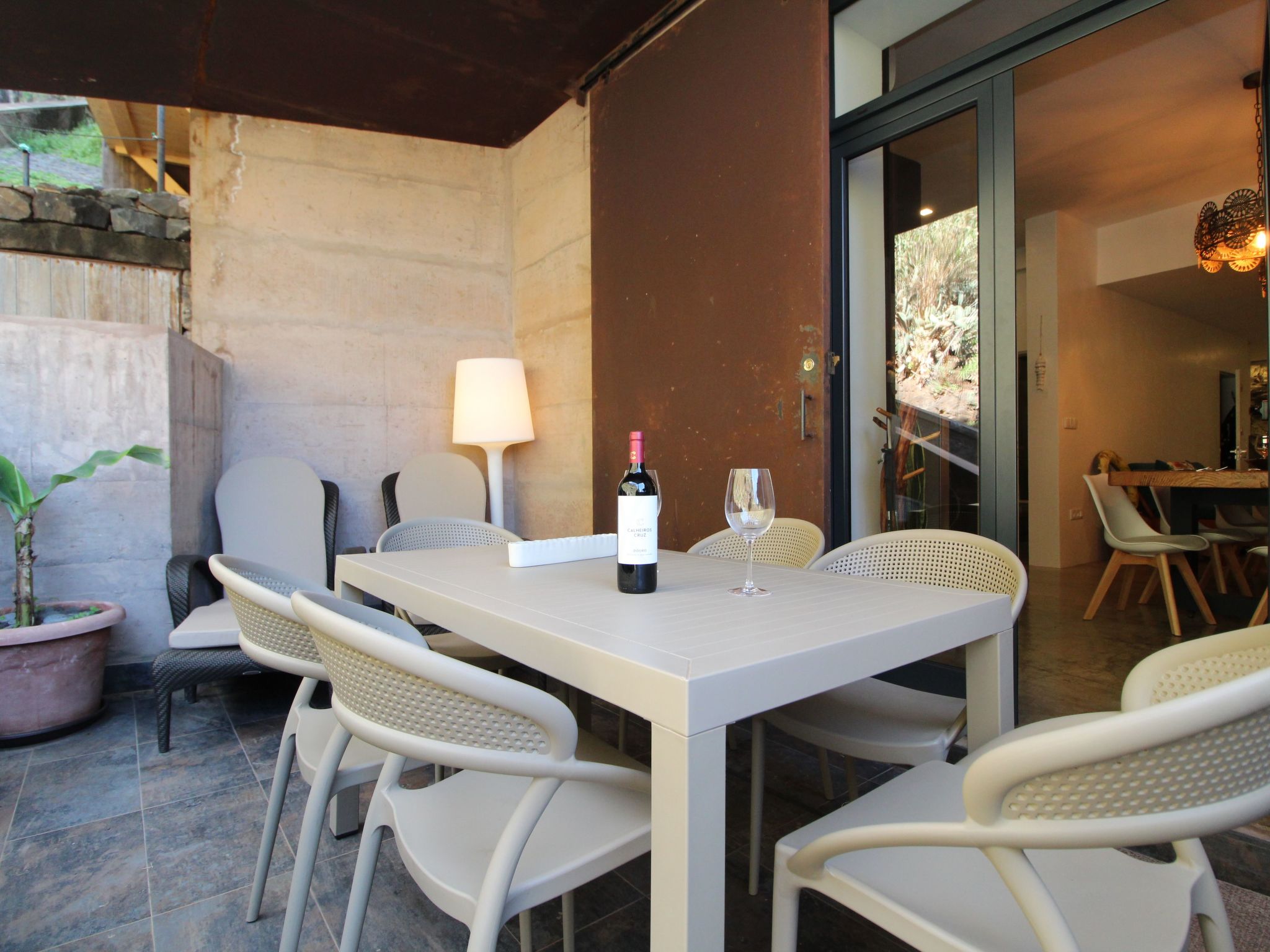 Mit Blick auf das Wasser-Dedans