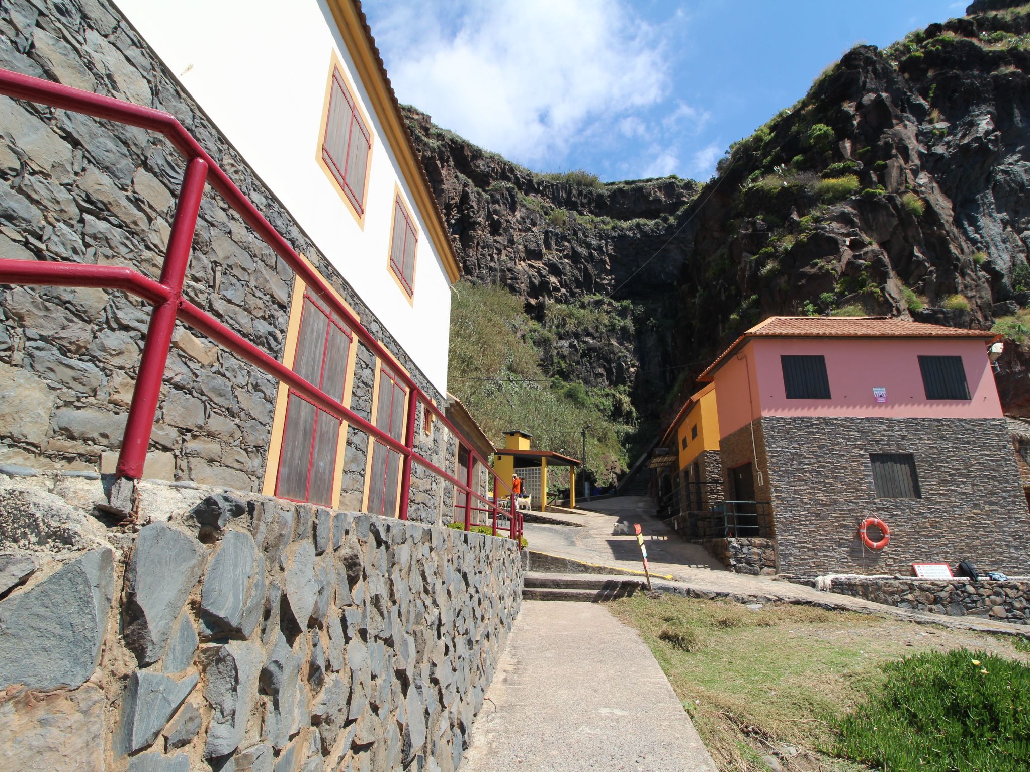 Mit Blick auf das Wasser-Dehors