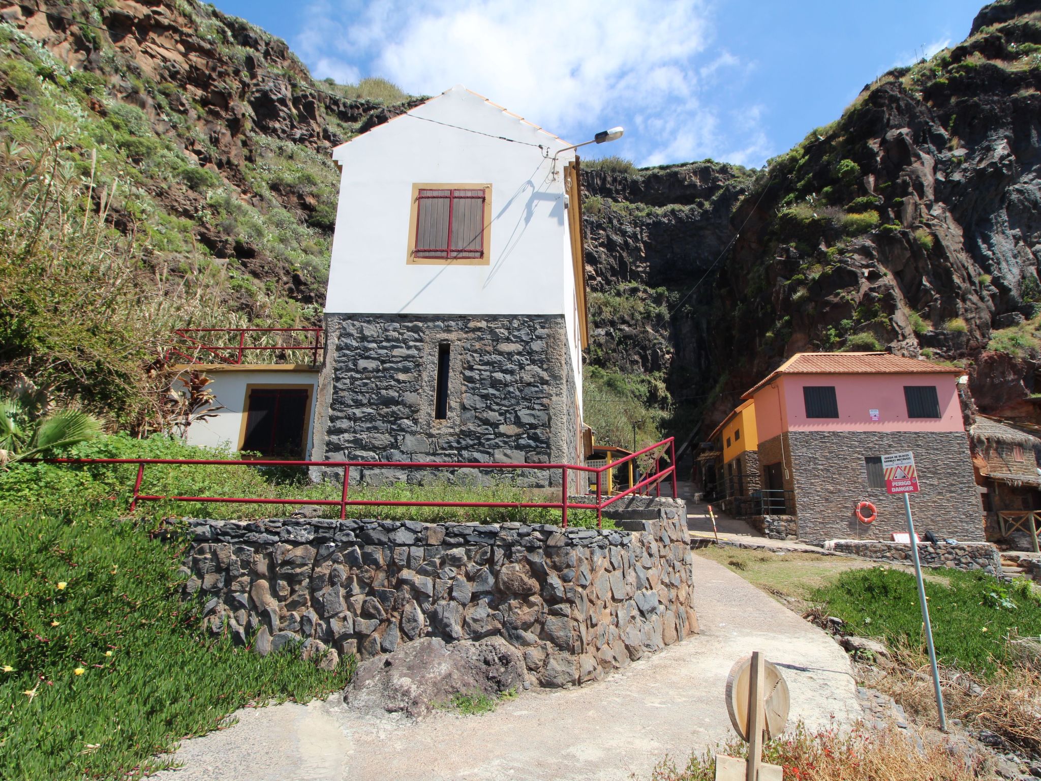 Mit Blick auf das Wasser-Dehors