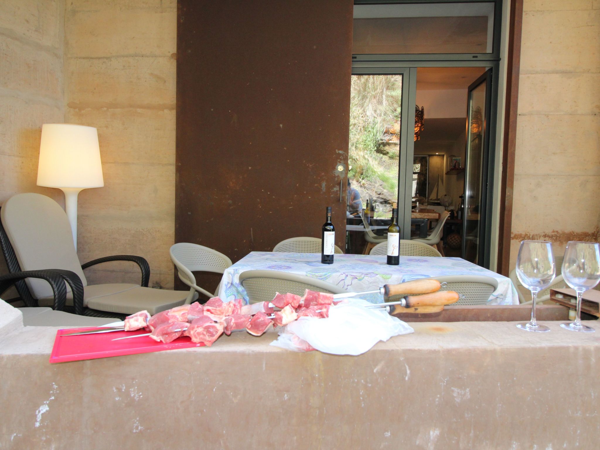 Mit Blick auf das Wasser-Dedans