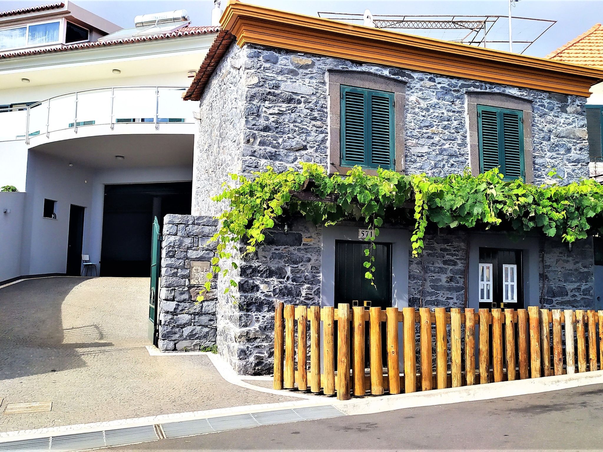 Casa do Lugar da Ribeira, a typical Madeiran house, with ground floor and 1st floor. On the ground floor you will find the kitchen, dining area and service bathroom.The upper floor consists of a large..