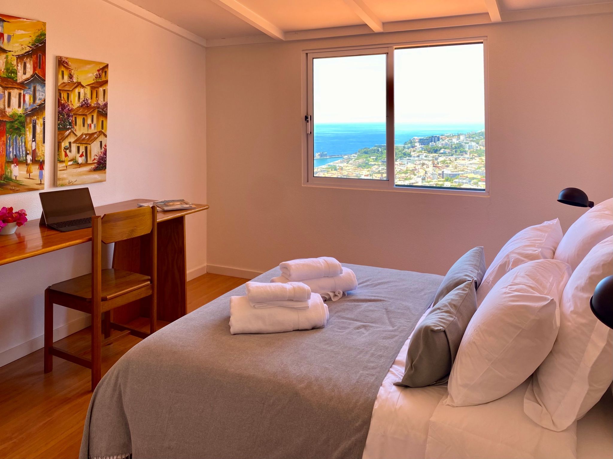 Ideales Familienhaus mit freiem Stadt- und Meerblick-Inside