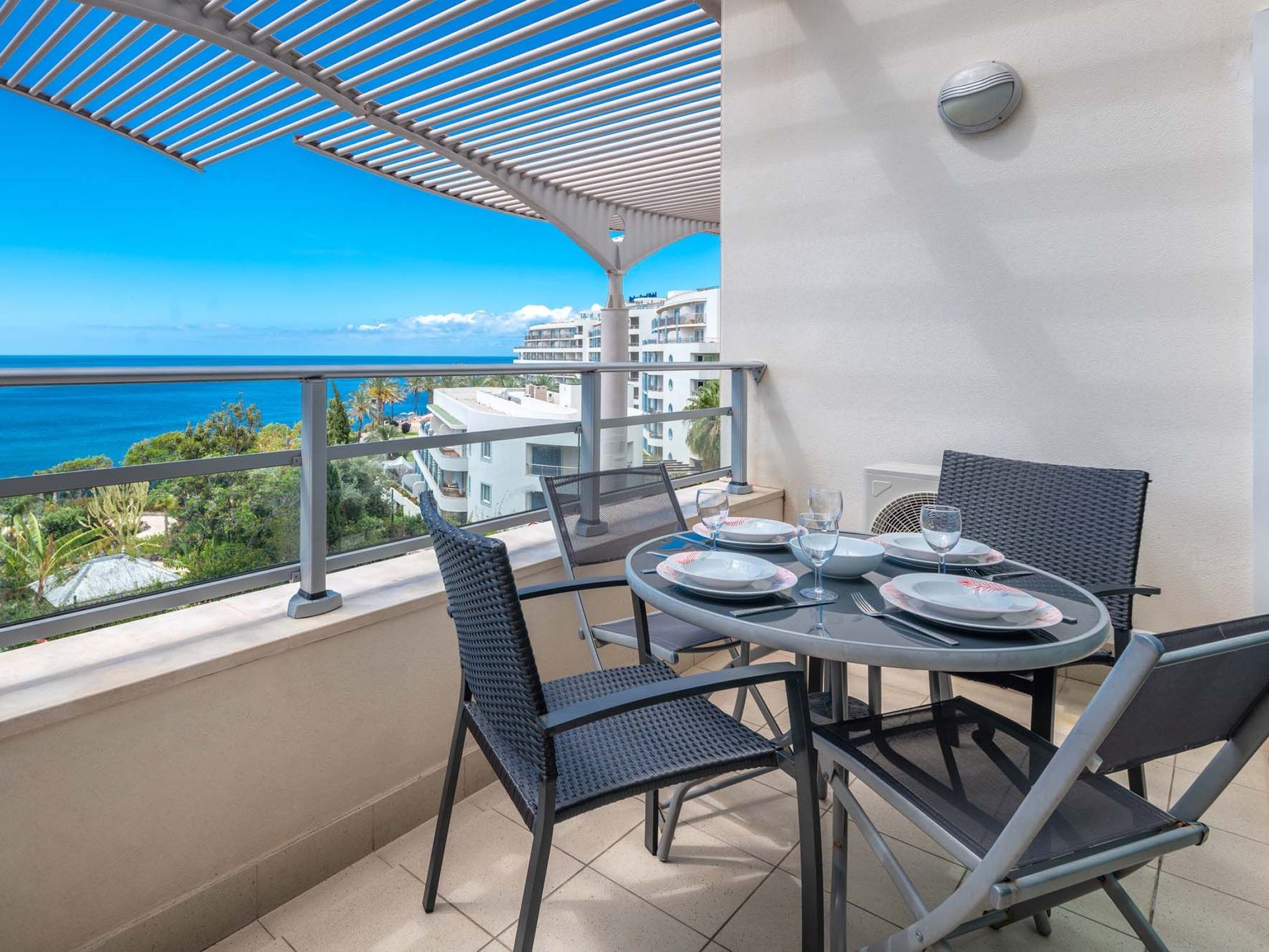 Photo of Modernes Terrassenapartment am Meer