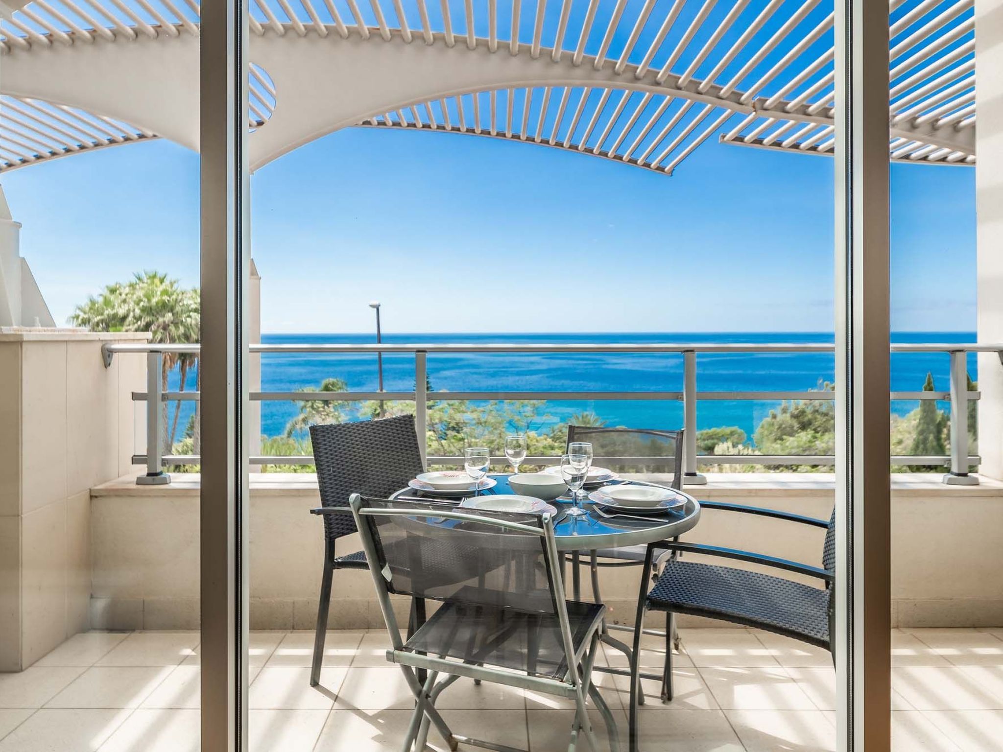 Photo of Modernes Terrassenapartment am Meer