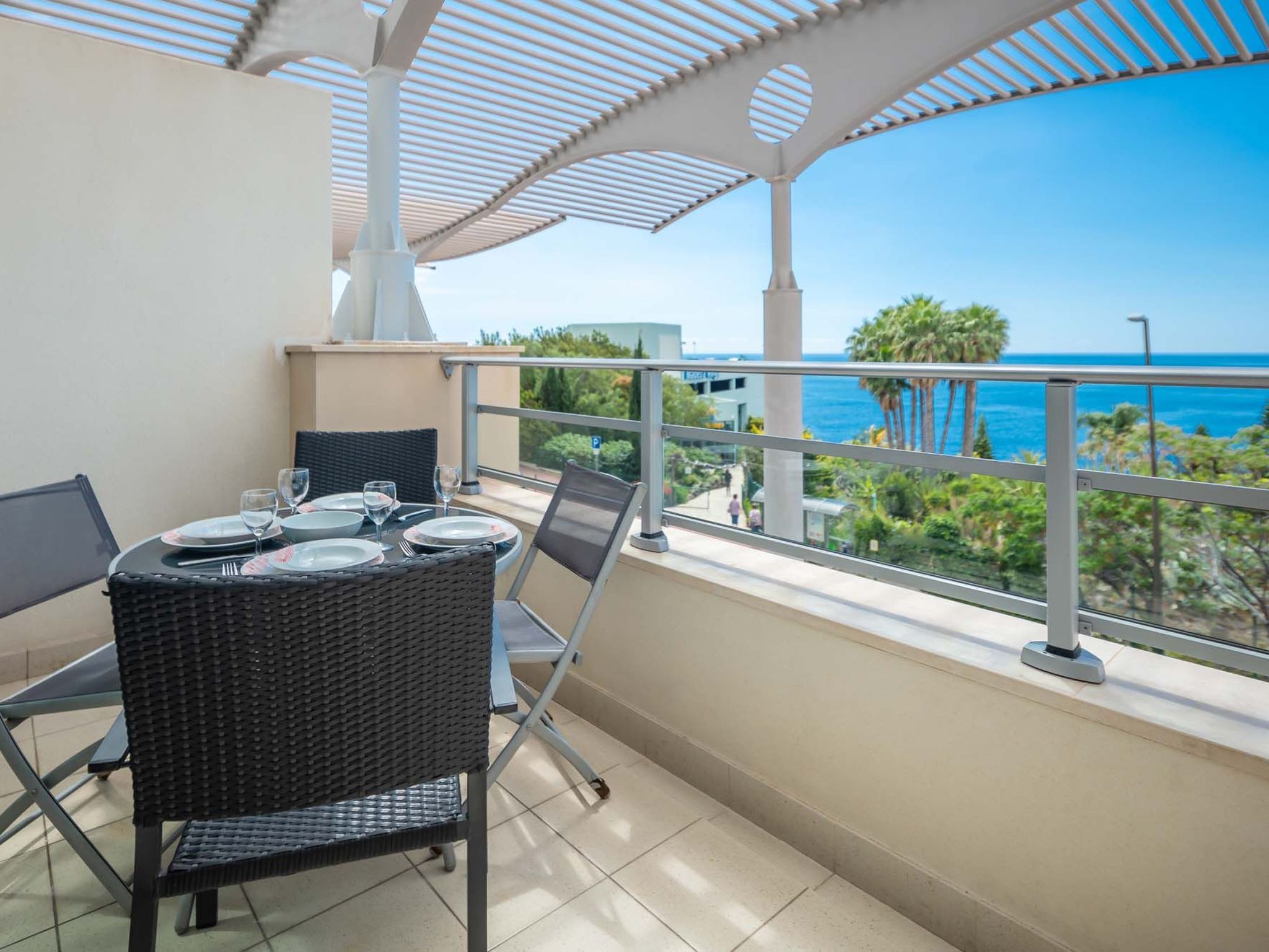 Photo of Modernes Terrassenapartment am Meer
