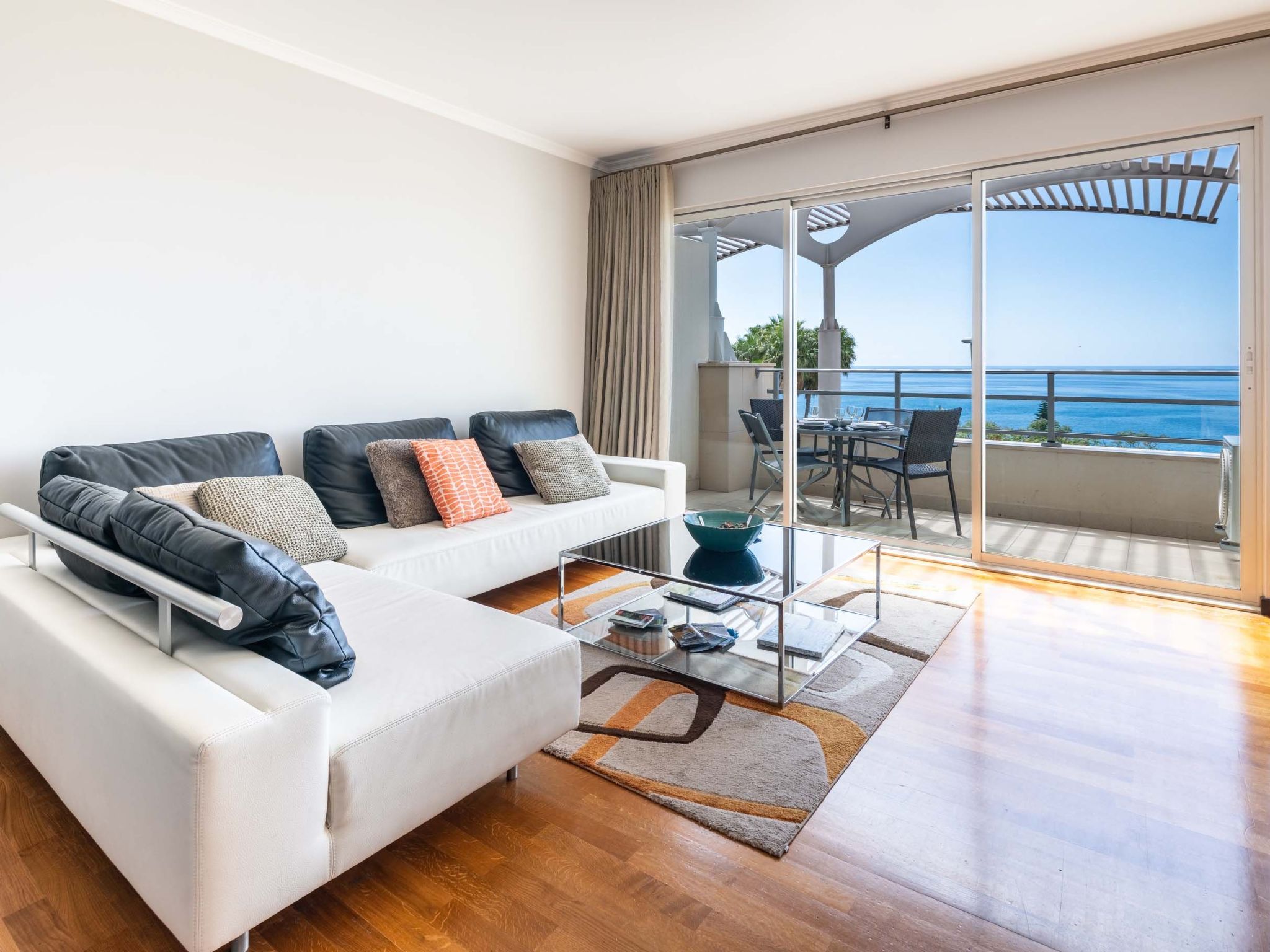 Photo of Modernes Terrassenapartment am Meer