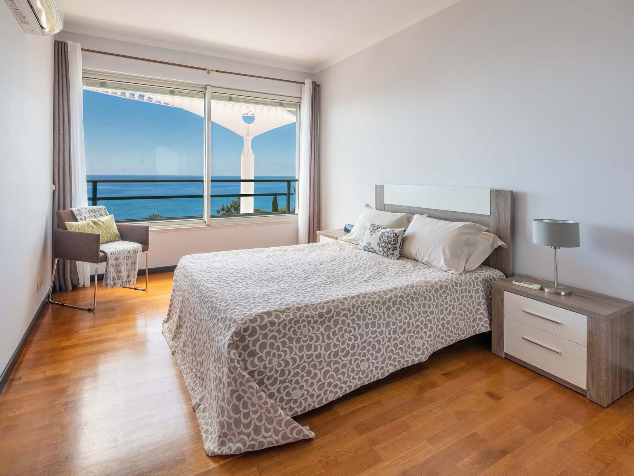 Photo of Modernes Terrassenapartment am Meer