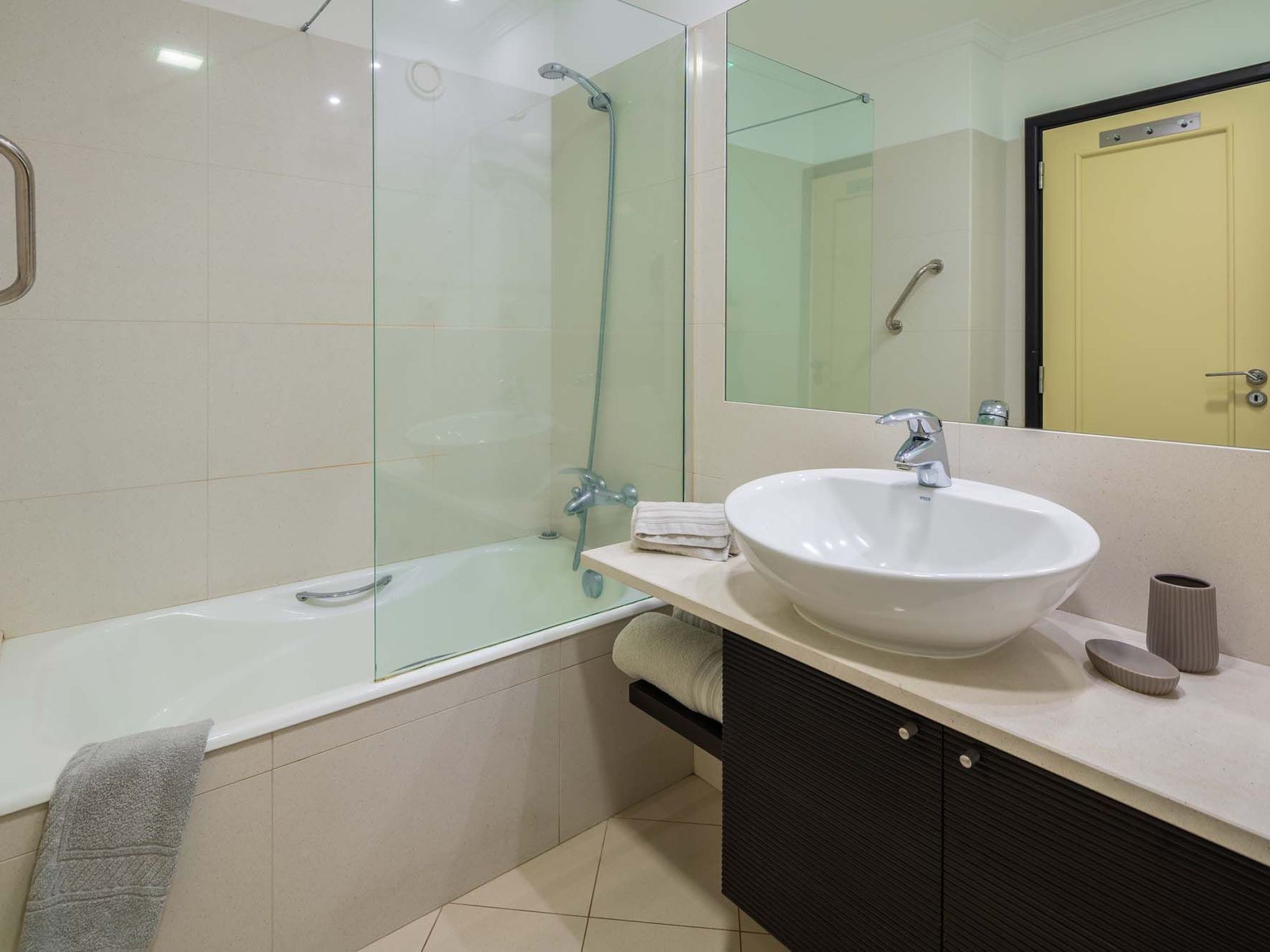 Photo of Modernes Terrassenapartment am Meer