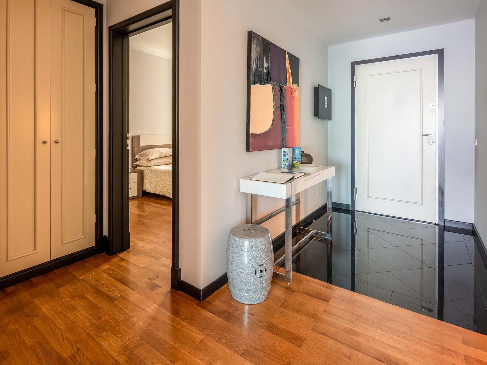 Photo of Modernes Terrassenapartment am Meer