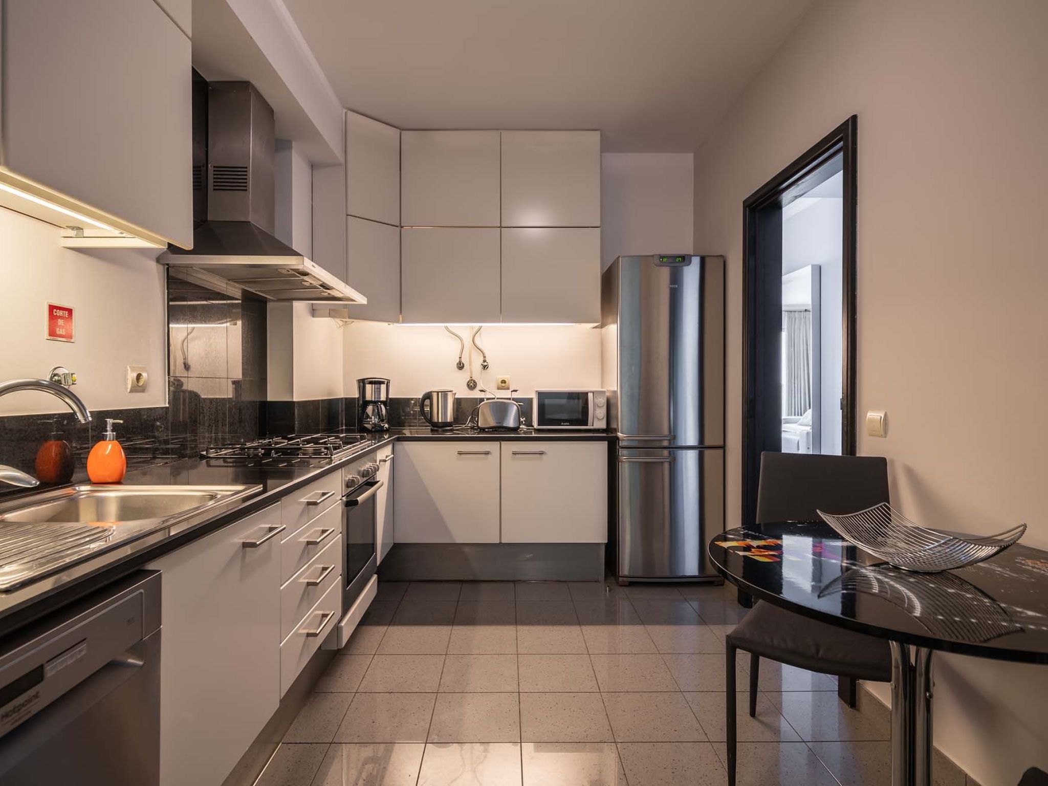 Photo of Modernes Terrassenapartment am Meer