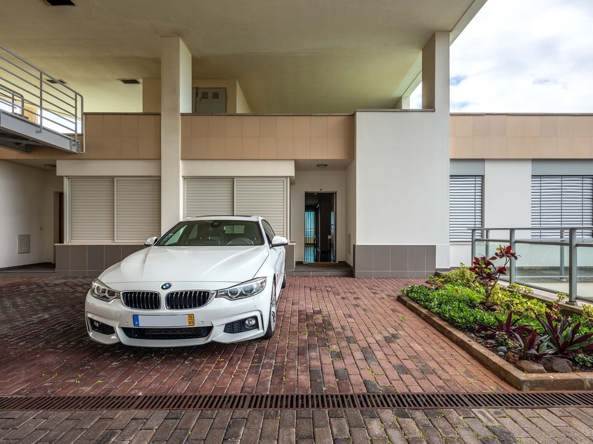 Photo of Modernes Terrassenapartment am Meer