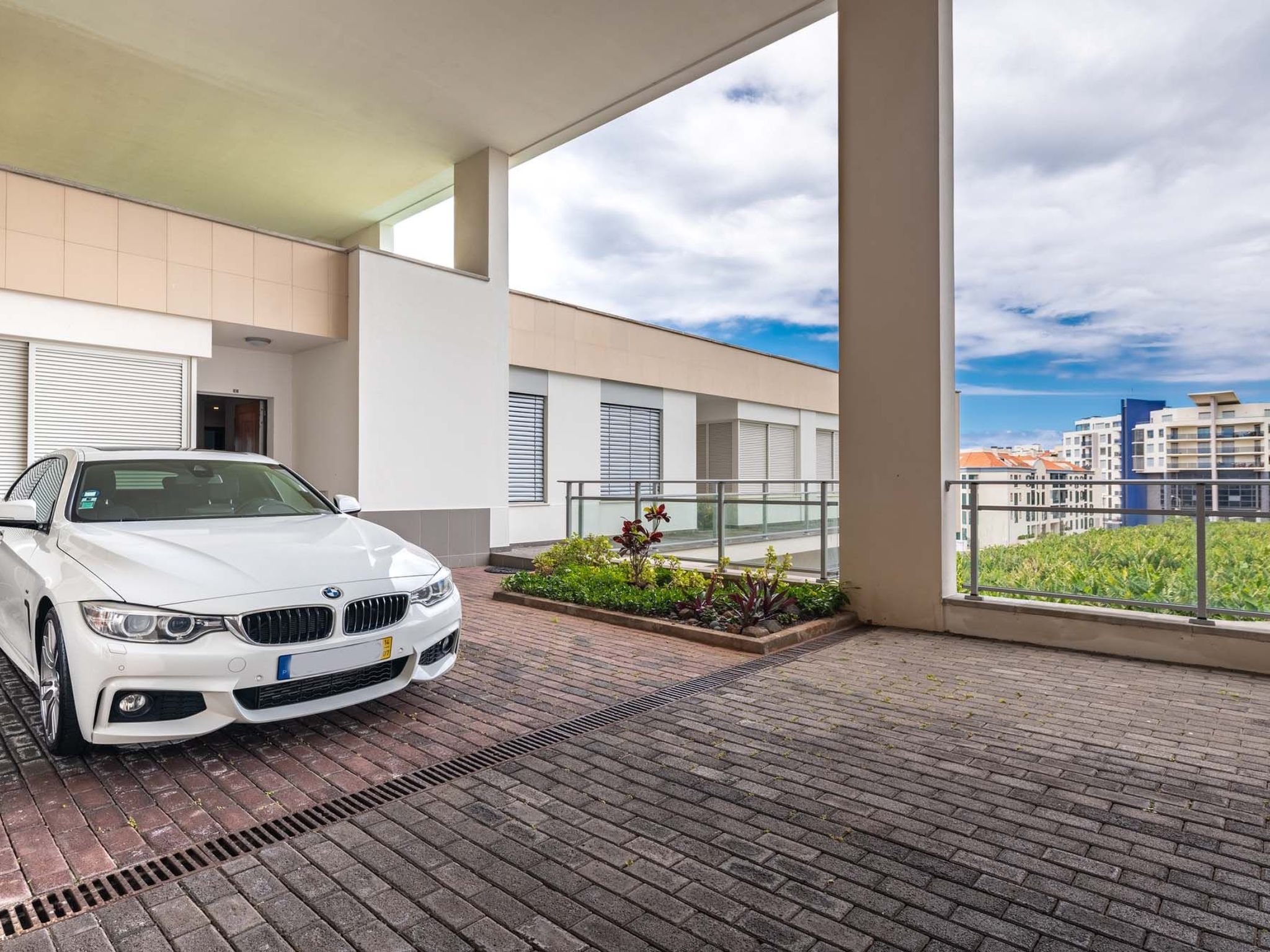 Photo of Modernes Terrassenapartment am Meer