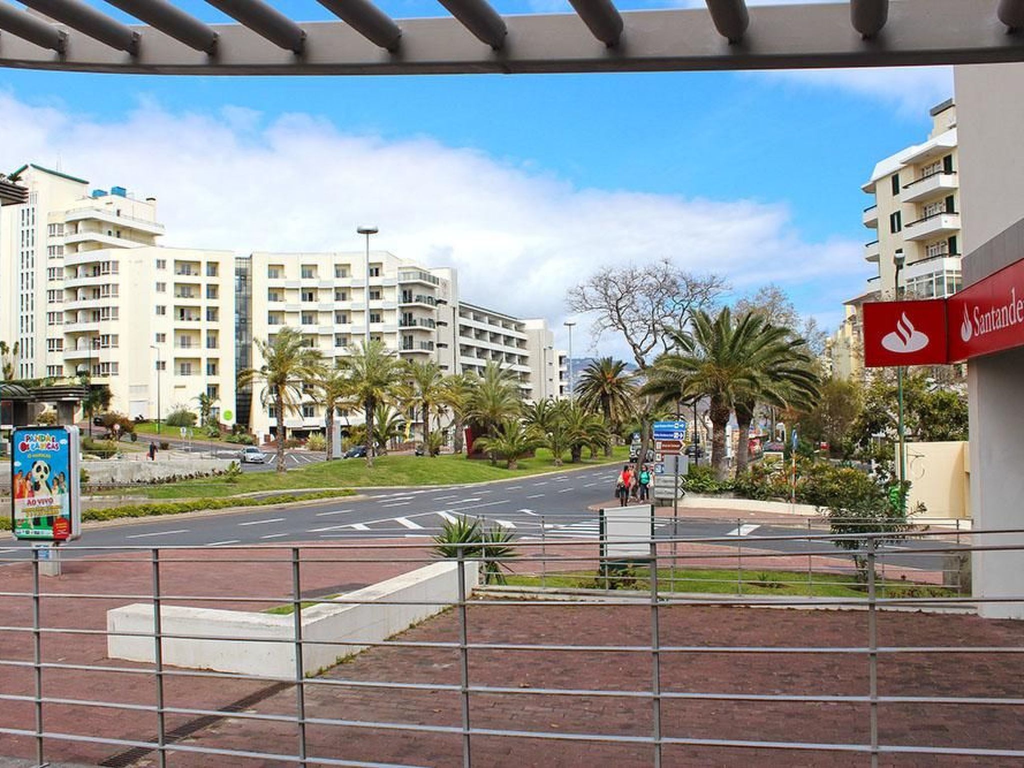 Photo of Modernes Terrassenapartment am Meer