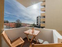 Graue Wohnung im Stadtzentrum mit Meerblick
