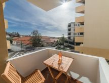 Graue Wohnung im Stadtzentrum mit Meerblick