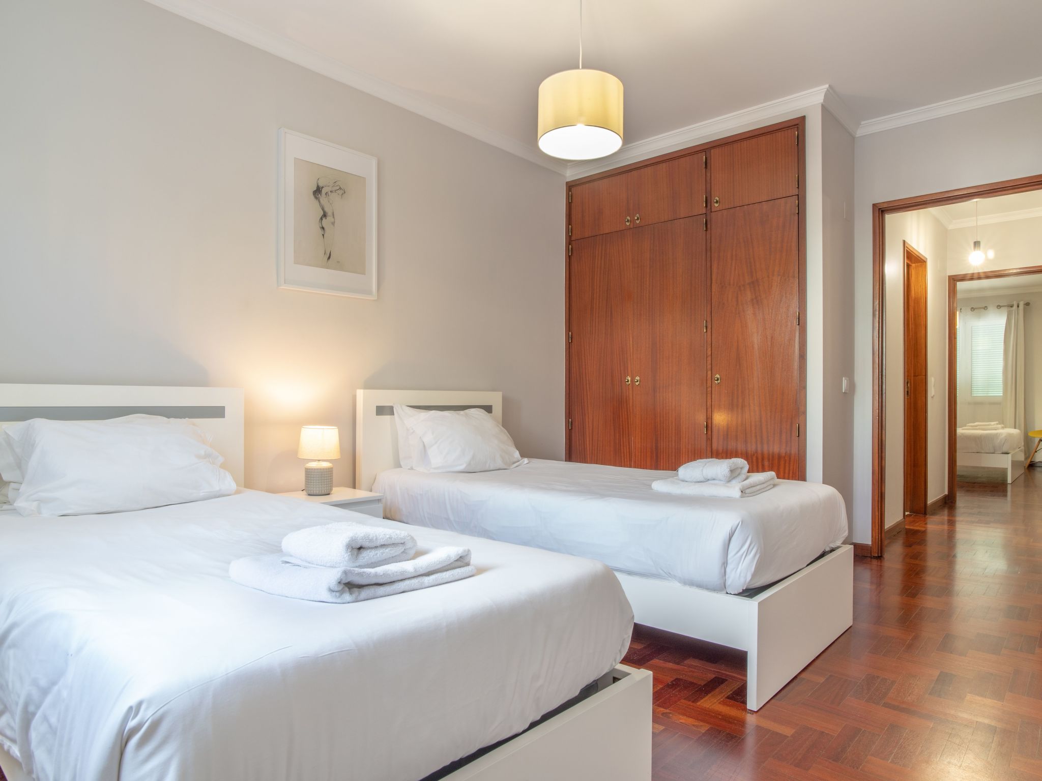 Graue Wohnung im Stadtzentrum mit Meerblick