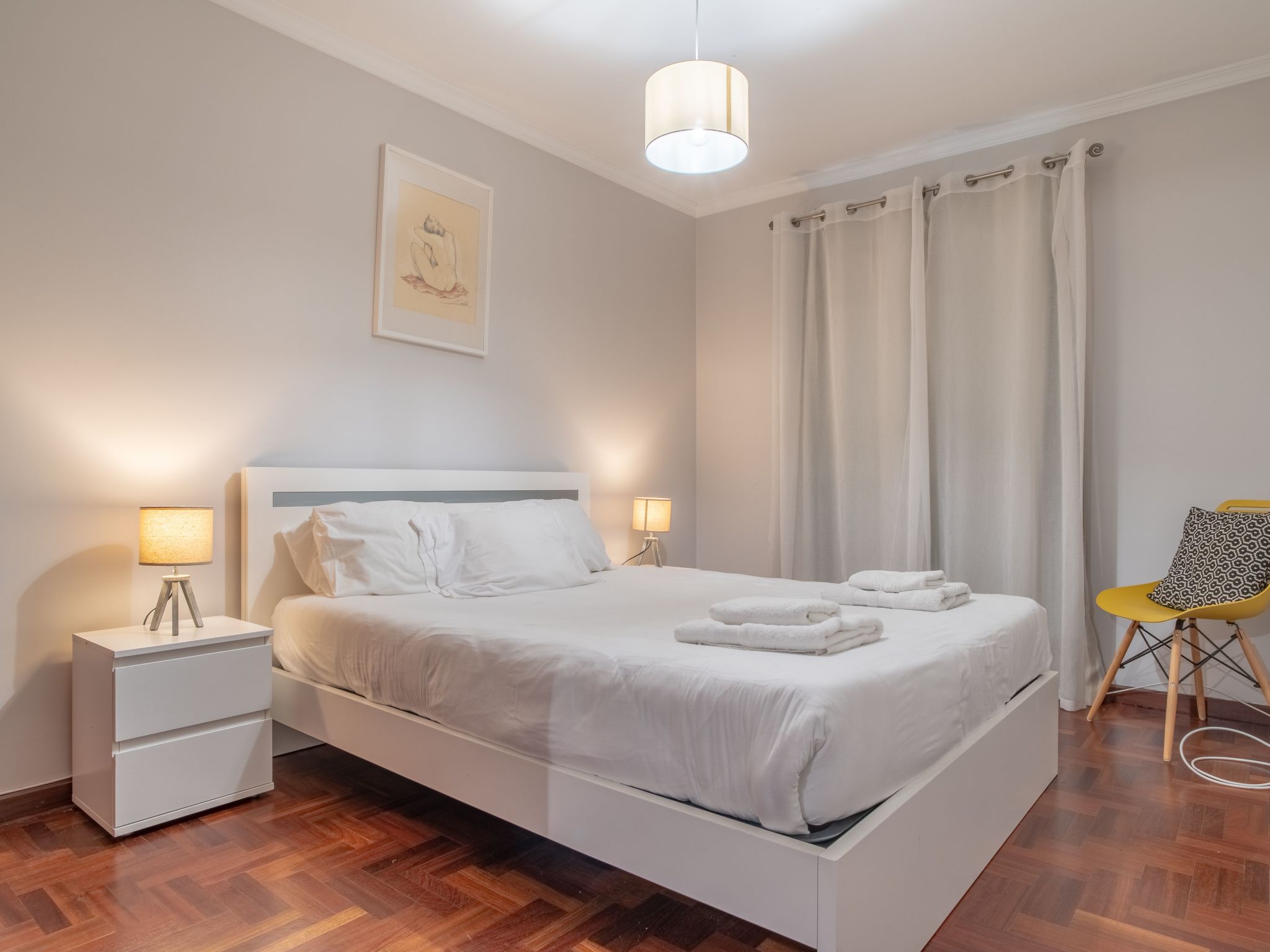 Graue Wohnung im Stadtzentrum mit Meerblick