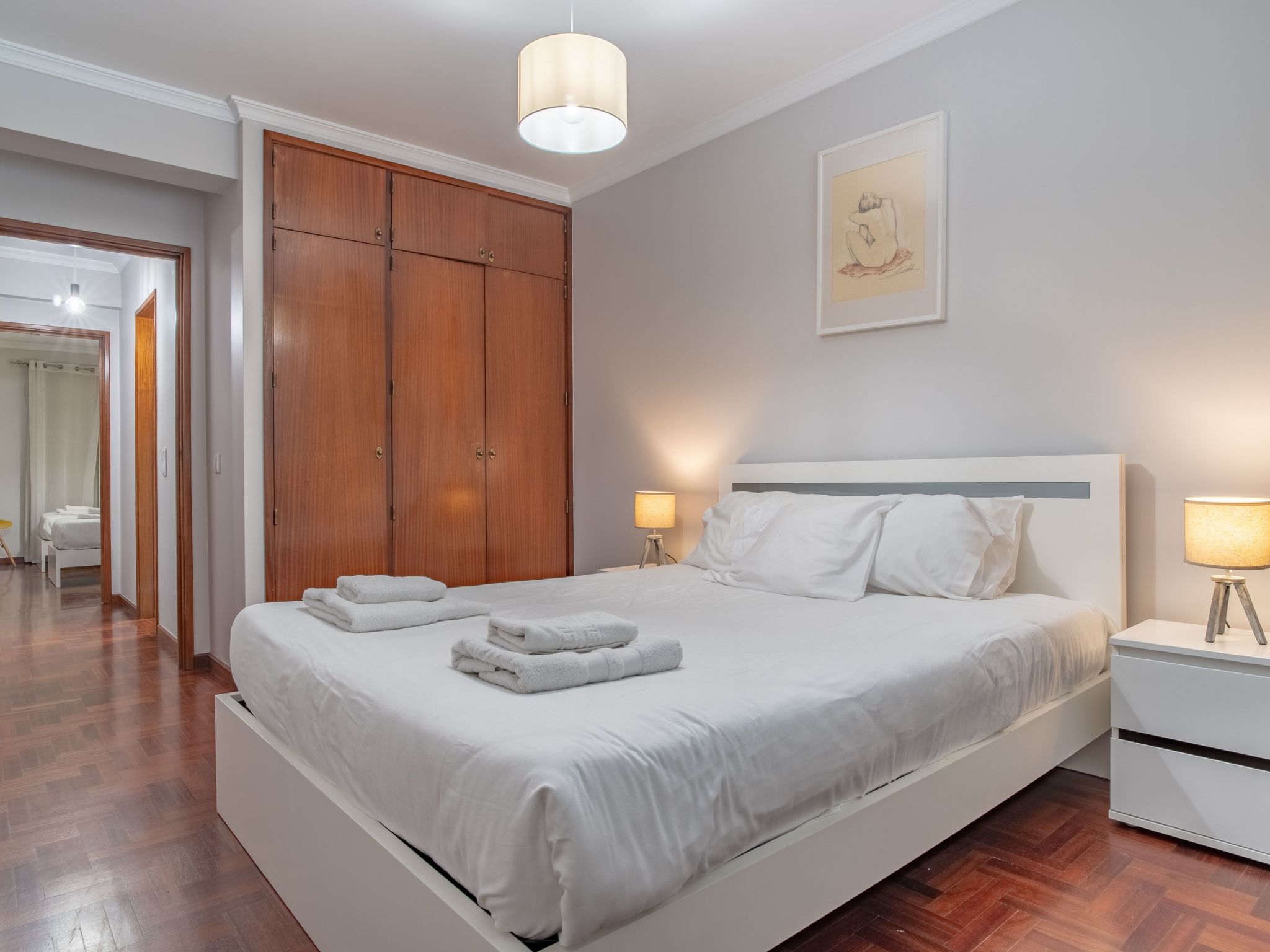 Graue Wohnung im Stadtzentrum mit Meerblick