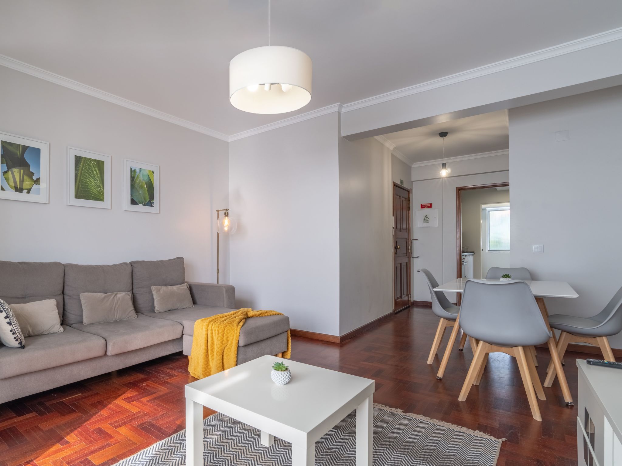 Graue Wohnung im Stadtzentrum mit Meerblick-Dedans