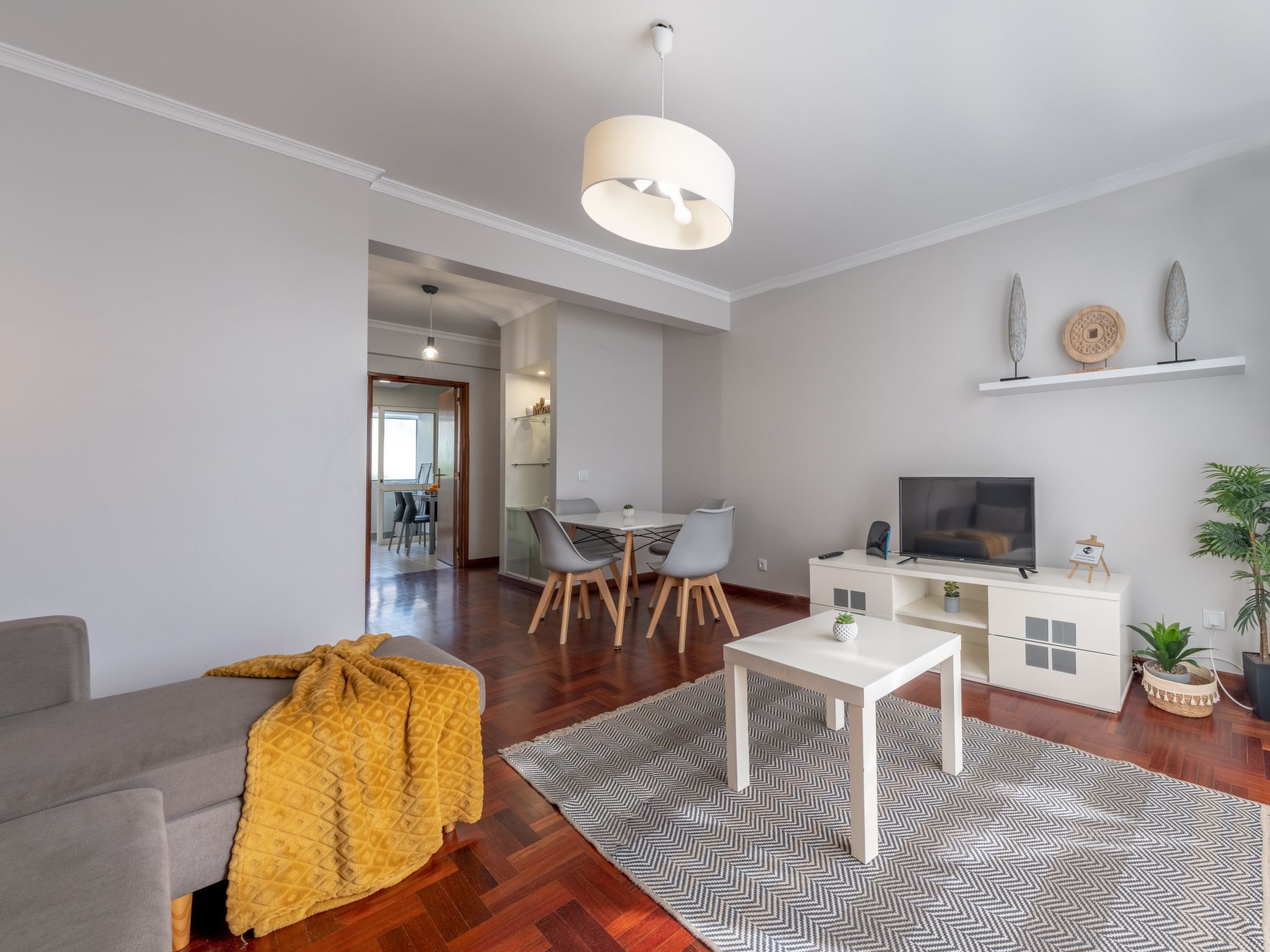 Graue Wohnung im Stadtzentrum mit Meerblick-Dedans