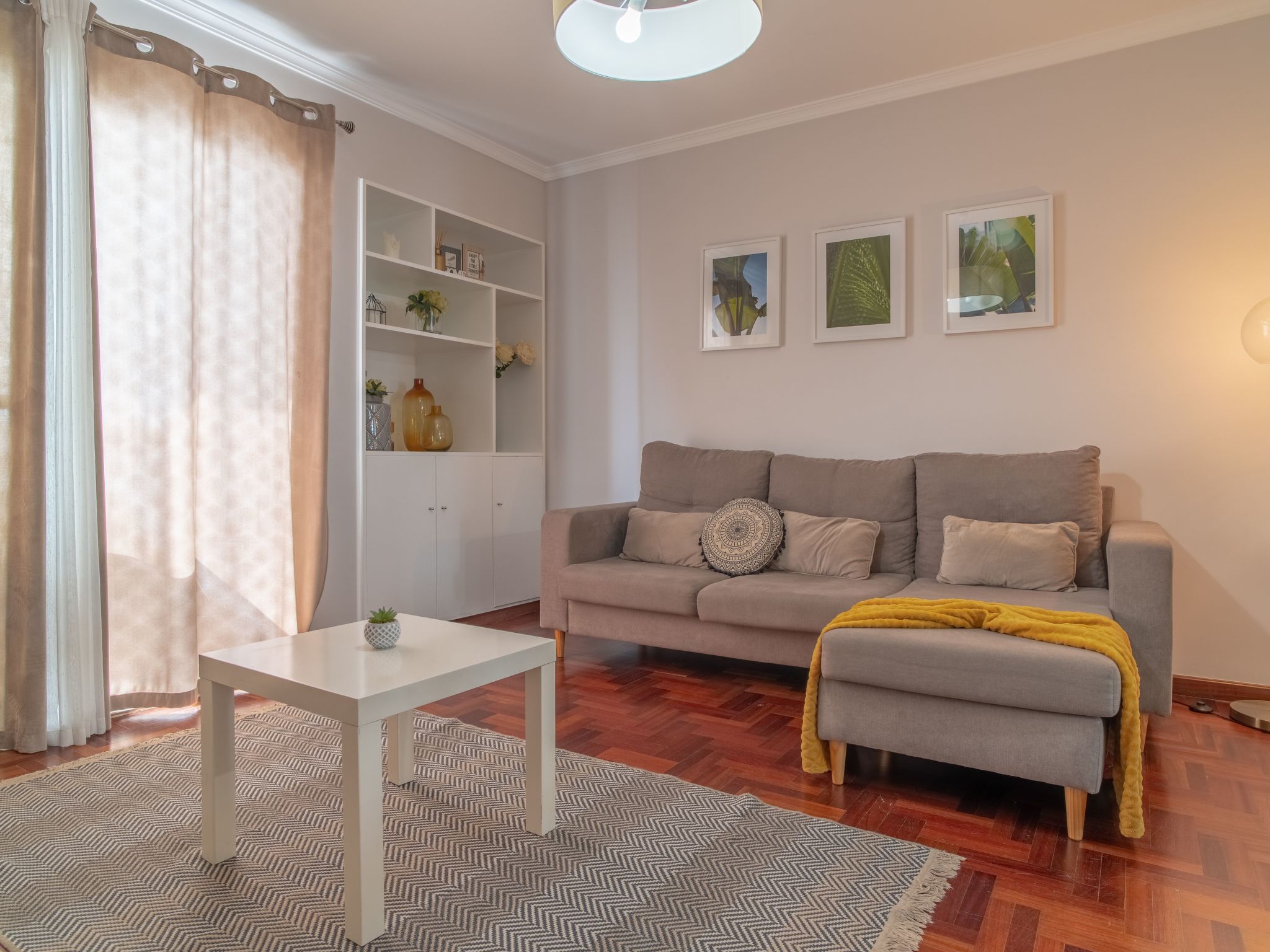 Graue Wohnung im Stadtzentrum mit Meerblick-Dedans