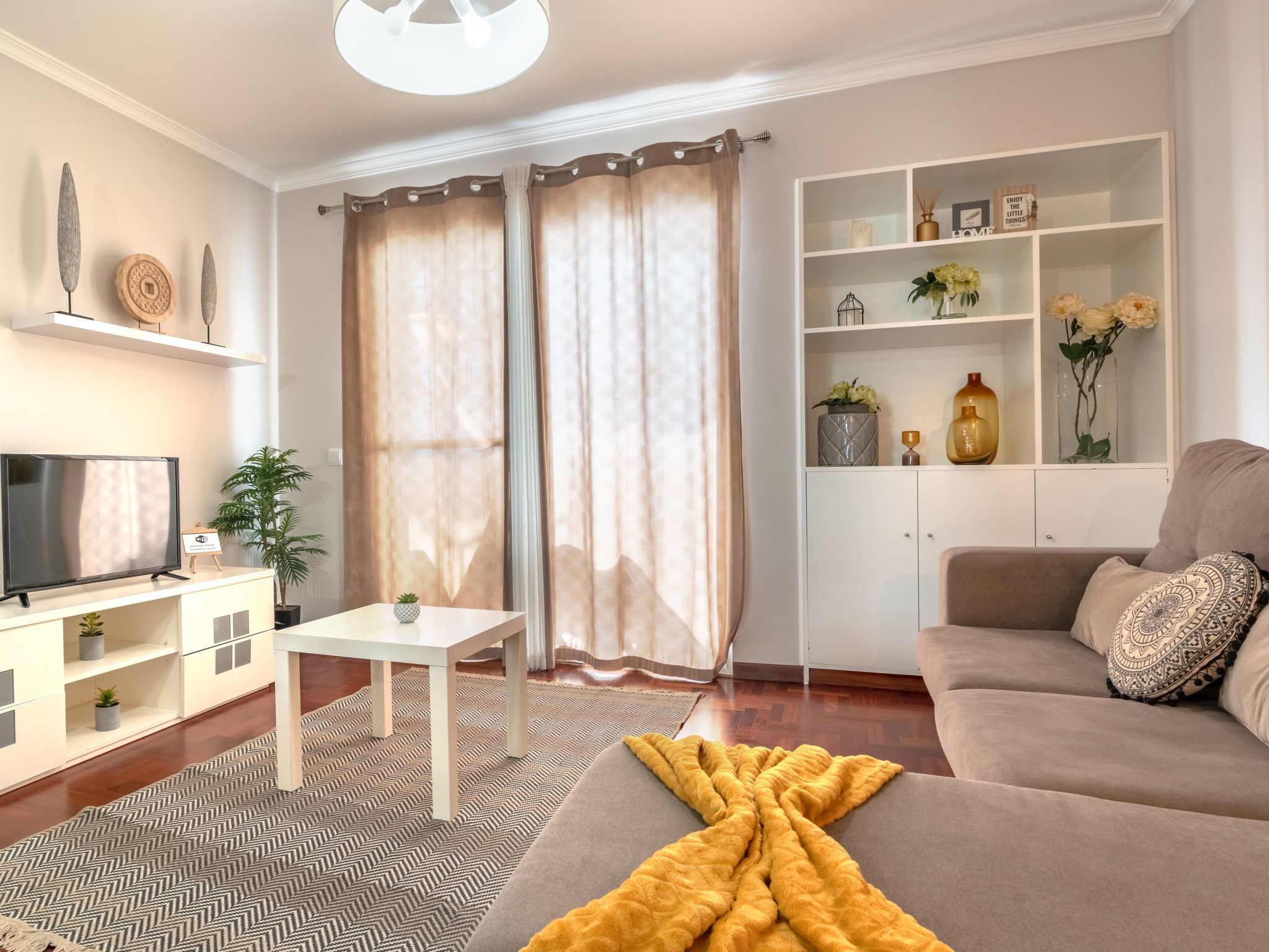 Graue Wohnung im Stadtzentrum mit Meerblick-Dedans