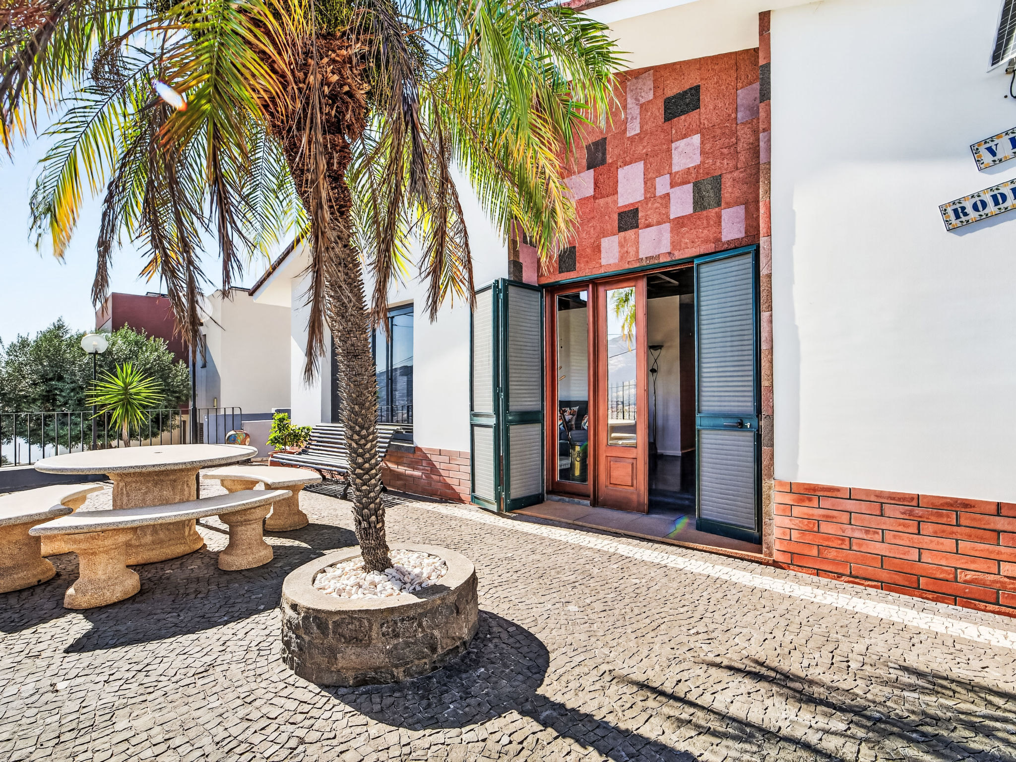 Rodrigo Guest House - Outside