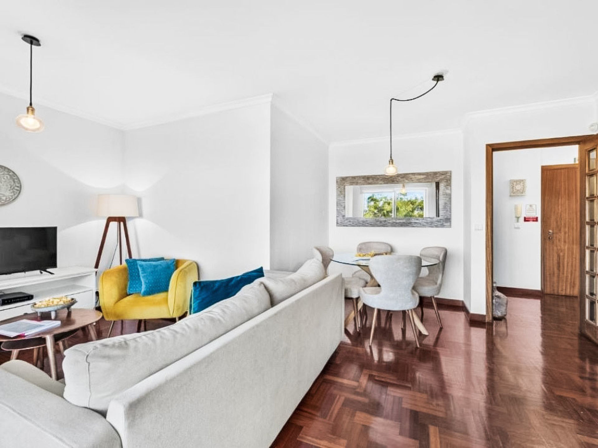 Sea Breeze Pilar - Inside