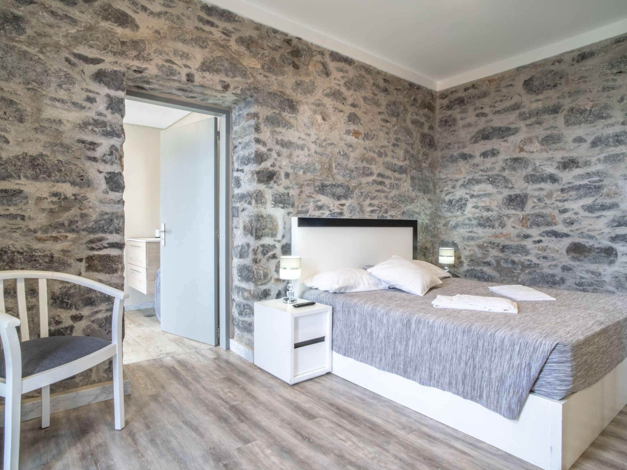 Villa mit eigenem Garten und Grill-Drinnen