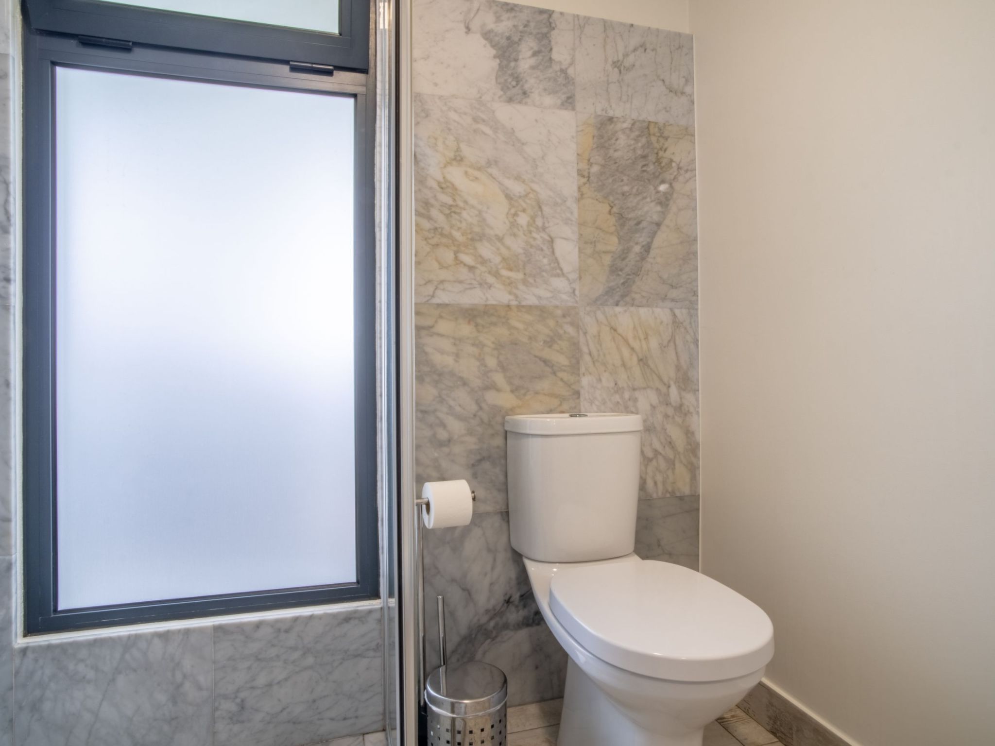 Villa mit eigenem Garten und Grill-Drinnen