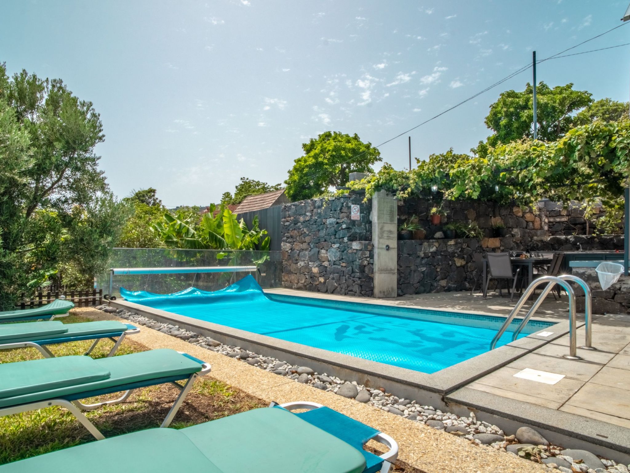 Villa mit eigenem Garten und Grill-Drinnen