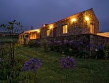 Casa da Fonte: Authentiek stenen huis met tuin nabij de kust van Algarvia - thumbnail 1