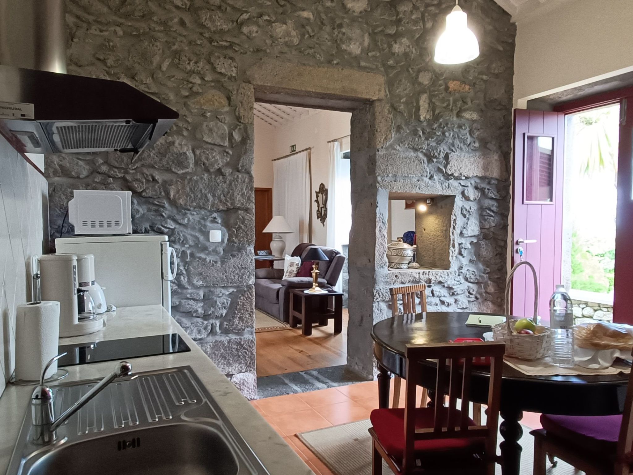 Casa da Fonte - Historisches Steinhaus auf den Azoren-Binnen