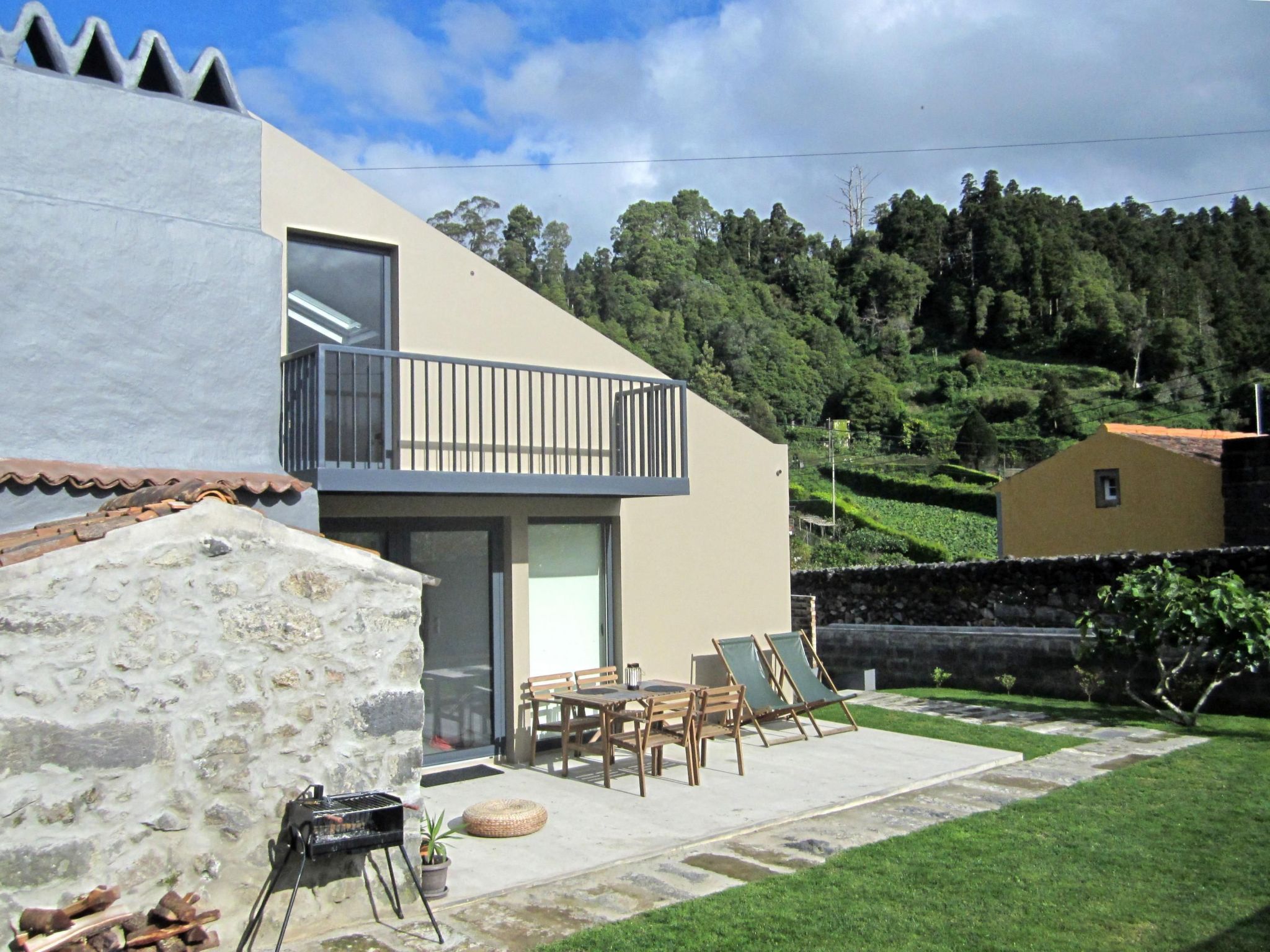 In Furnas mit Terrasse, Garten und Grill-Image-tags.info