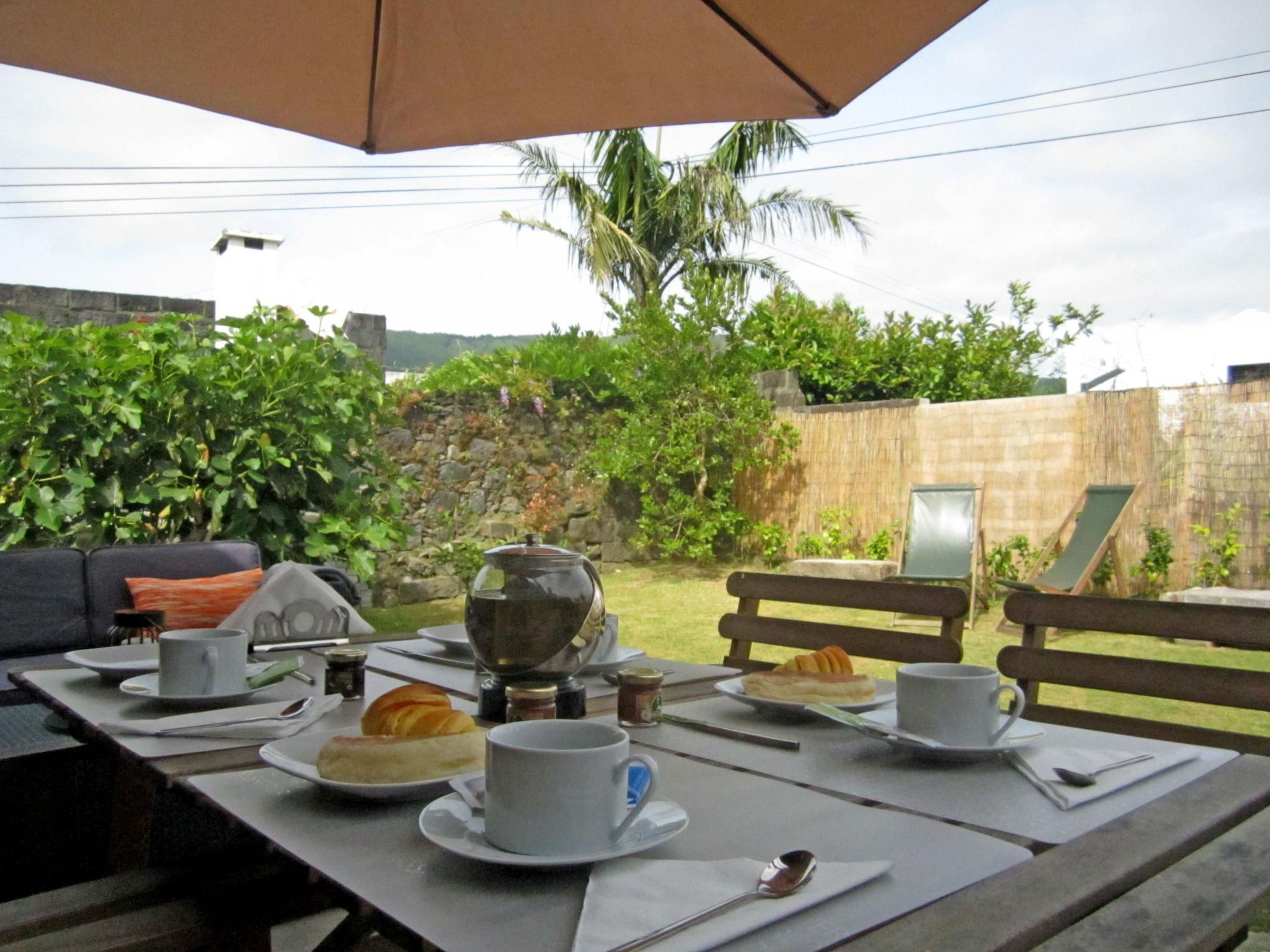 In Furnas mit Terrasse, Garten und Grill-Image-tags.info