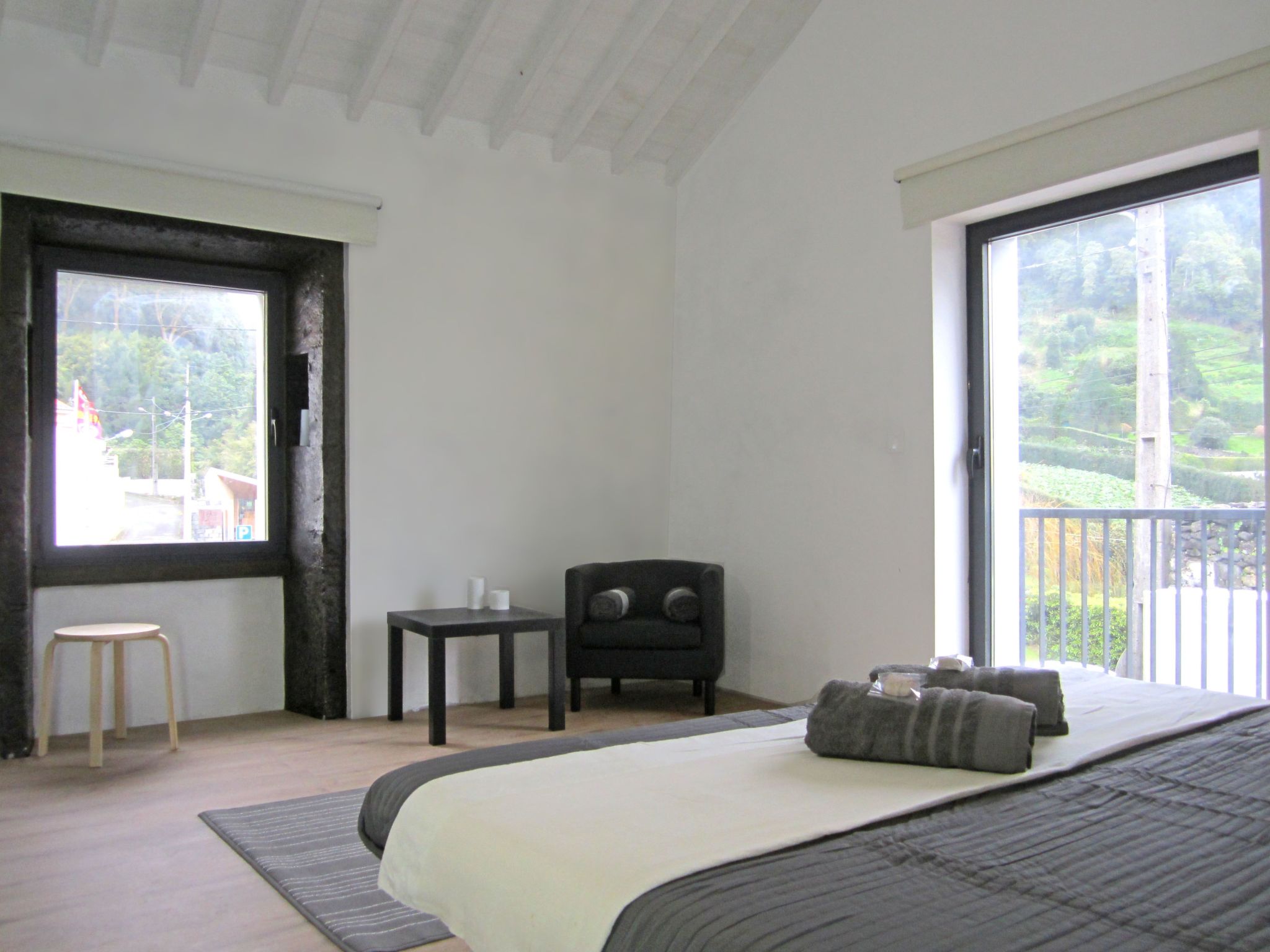 In Furnas mit Terrasse, Garten und Grill-Image-tags.info