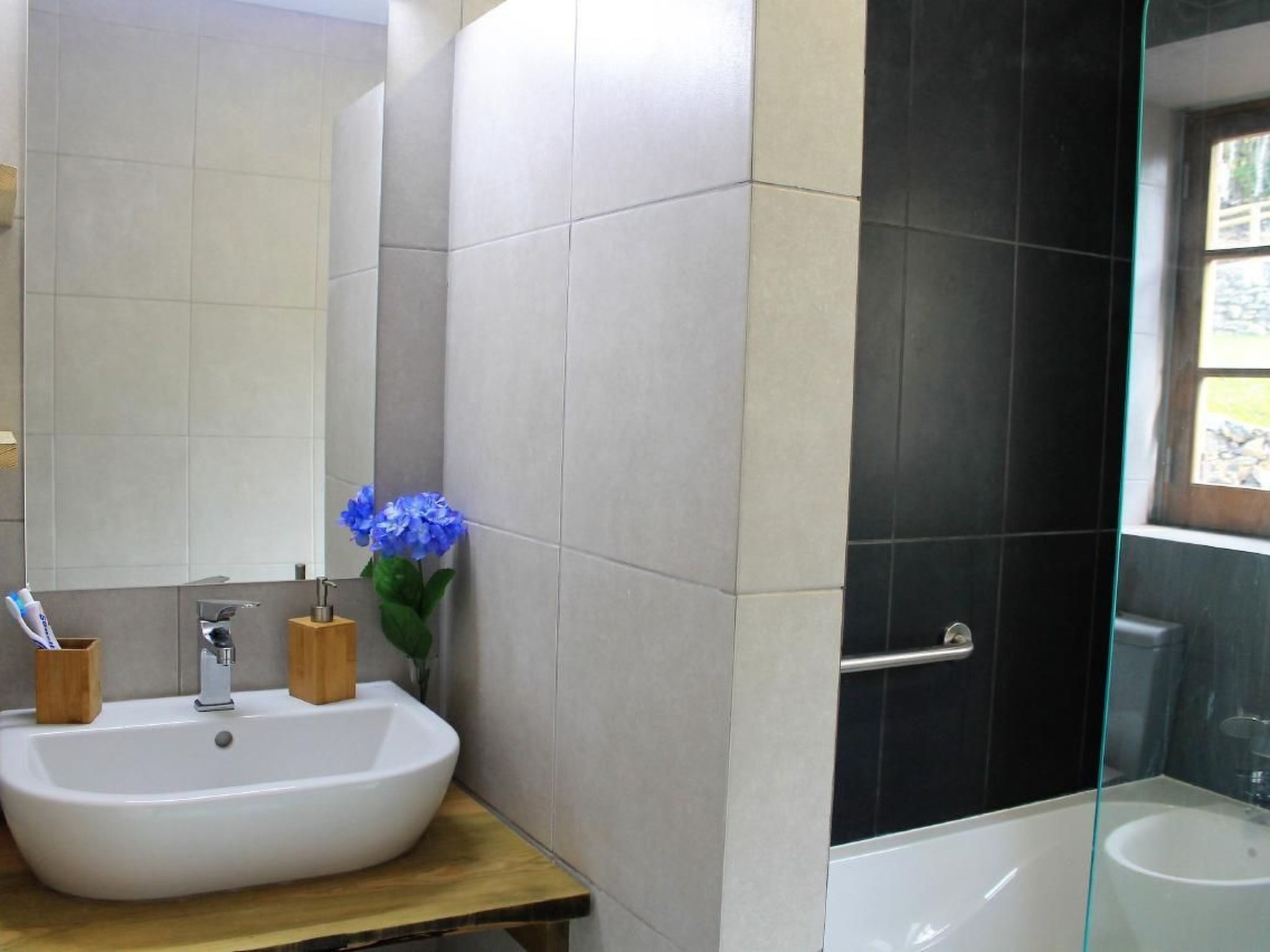 "Vinea Lava" mit Blick auf das Wasser-Binnen