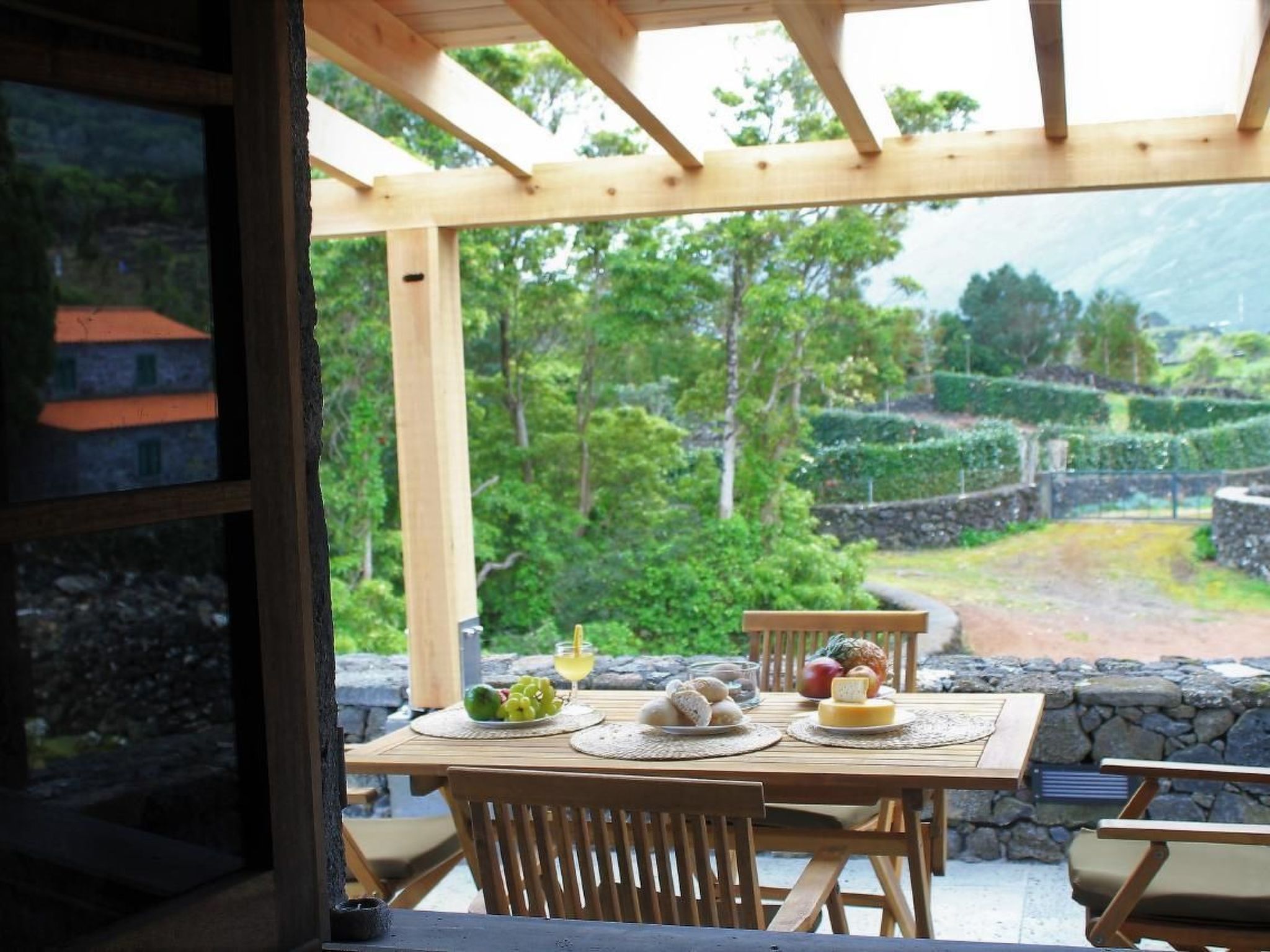 "Vinea Lava" mit Blick auf das Wasser-Binnen