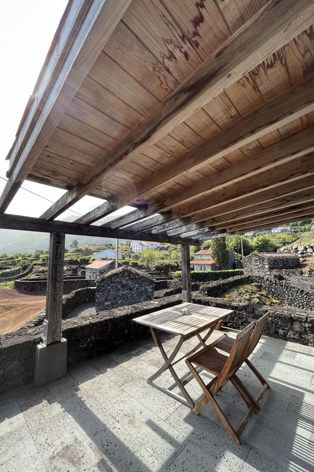 "Vinea Lava" mit Blick auf das Wasser-Binnen