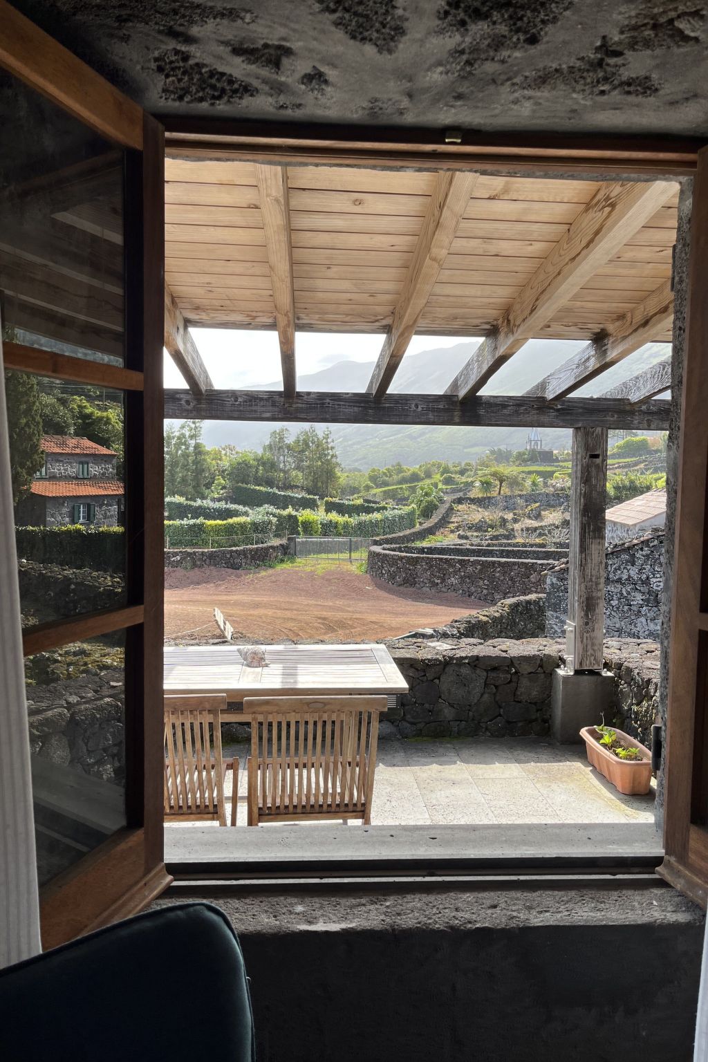 "Vinea Lava" mit Blick auf das Wasser-Binnen