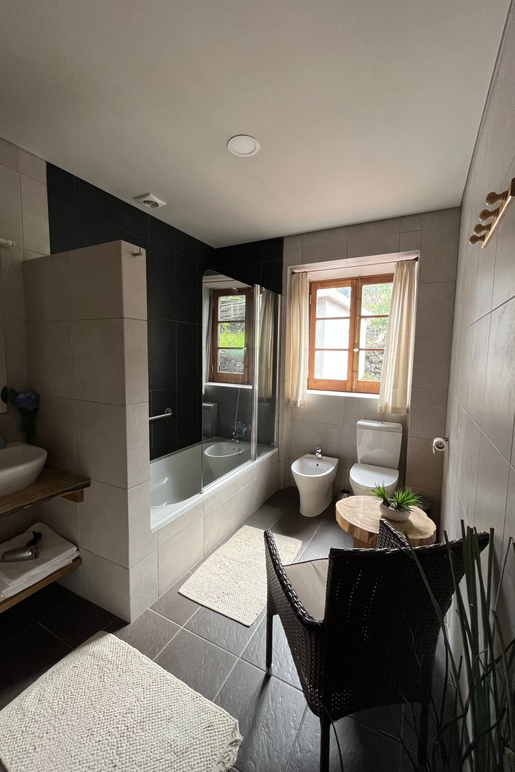 "Vinea Lava" mit Blick auf das Wasser